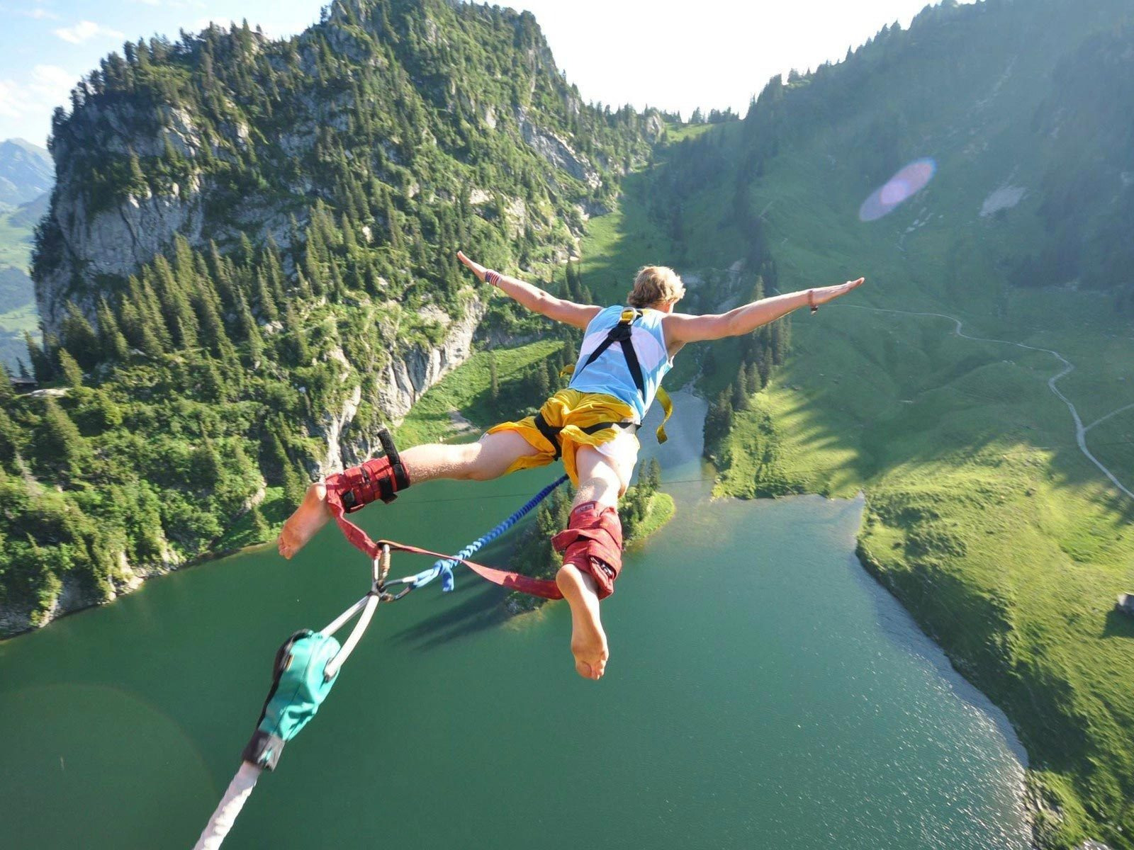 Kind jumping. Куала Лумпур банджи джампинг. Банджи джампинг в новой Зеландии. Бейсджампинг Абхазия.