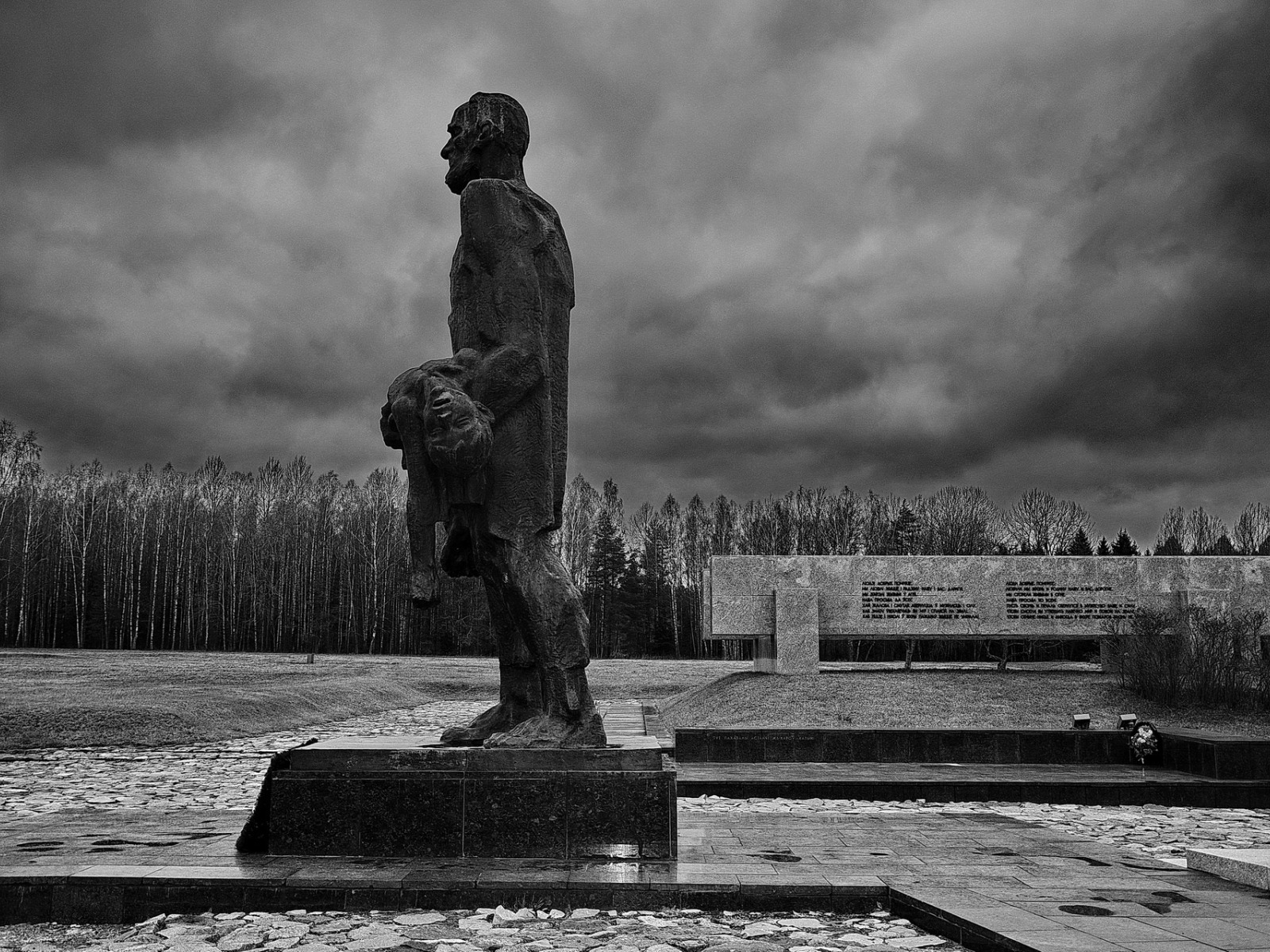 Хатынь. Хатынь мемориальный комплекс. Деревня Хатынь в Белоруссии. Памятник в мемориальном комплексе «Хатынь». Памятник Хатынь в Белоруссии.