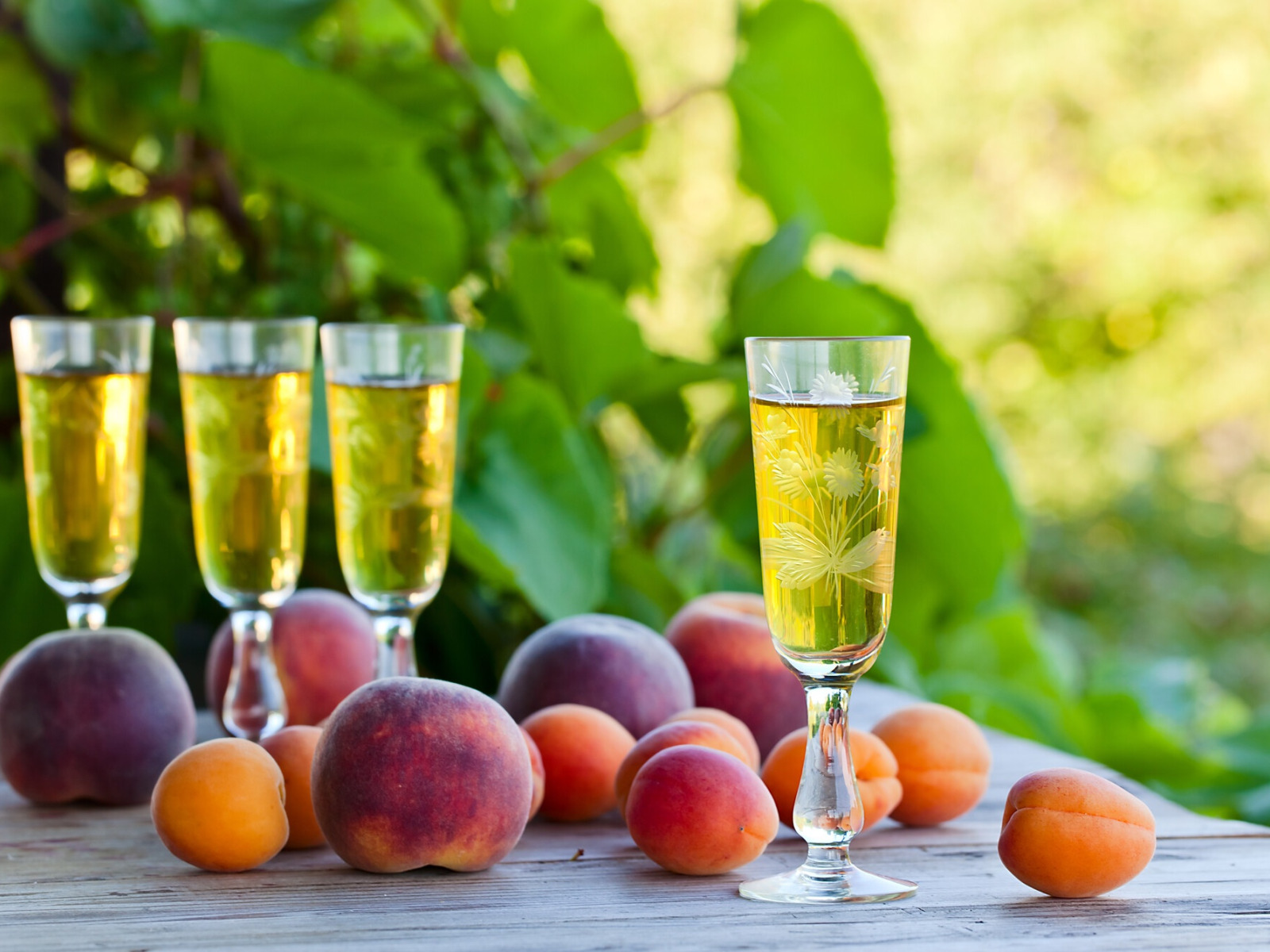 Алкогольный фрукт. Наливка из персиков. Ликер персико. Вино из персиков. Настойка из персиков.