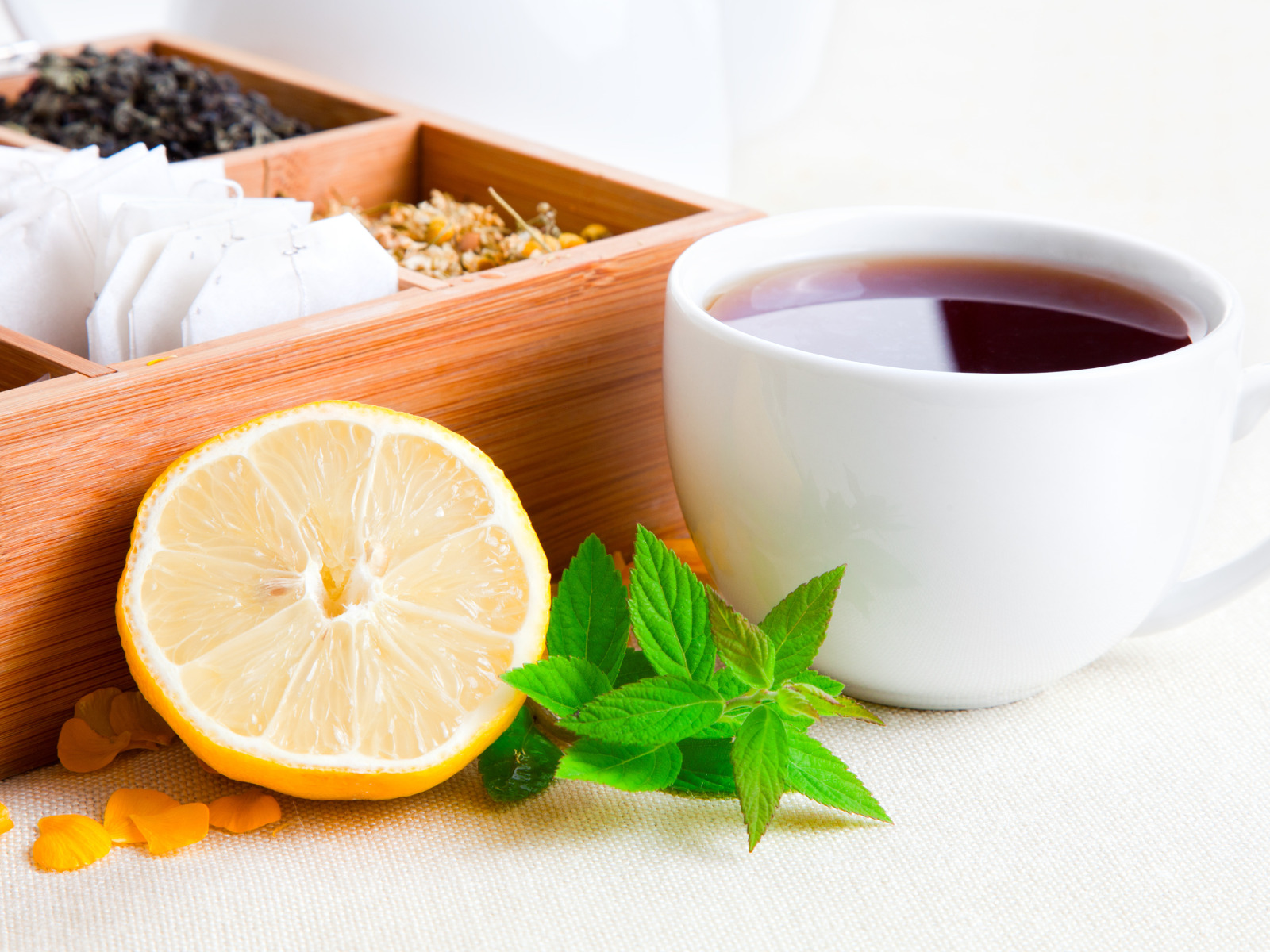 чай с лимоном снижает давление. чай с лимоном от давления. лимон от высокого давления. запах лимона. лимон понижает давление.