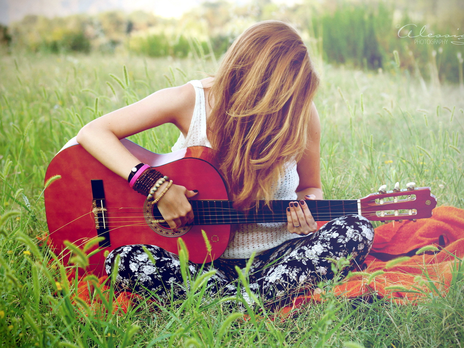 Народная музыка без слов в современной обработке. Девушка с гитарой. Красивая девушка с электрогитарой. Девушка с гитарой на природе. Фотосессия с гитарой на природе.