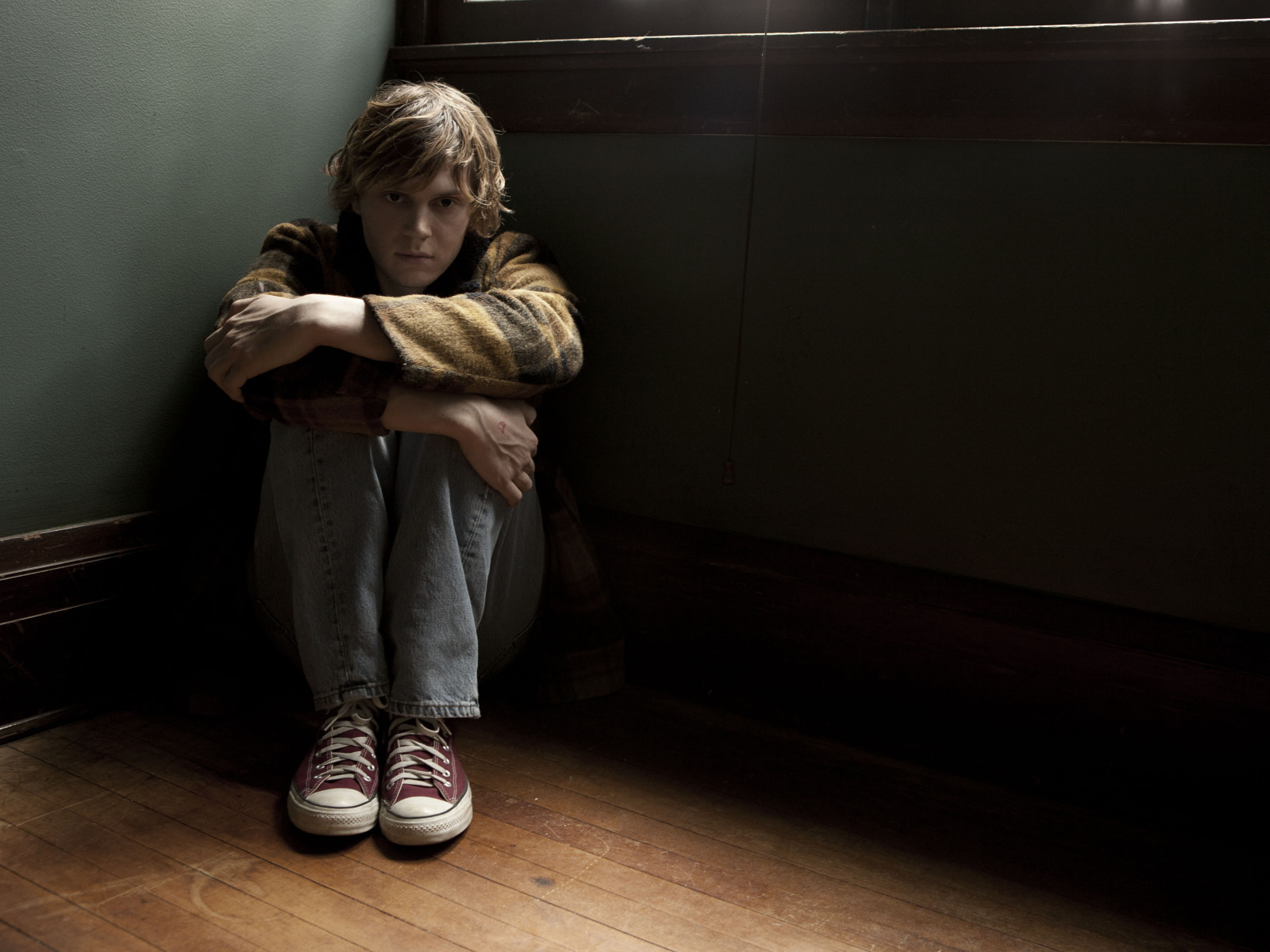 испуганный подросток. испуганный мальчик. дети испуганы мальчик. испуганный мальчик в темноте. мальчик испугался.