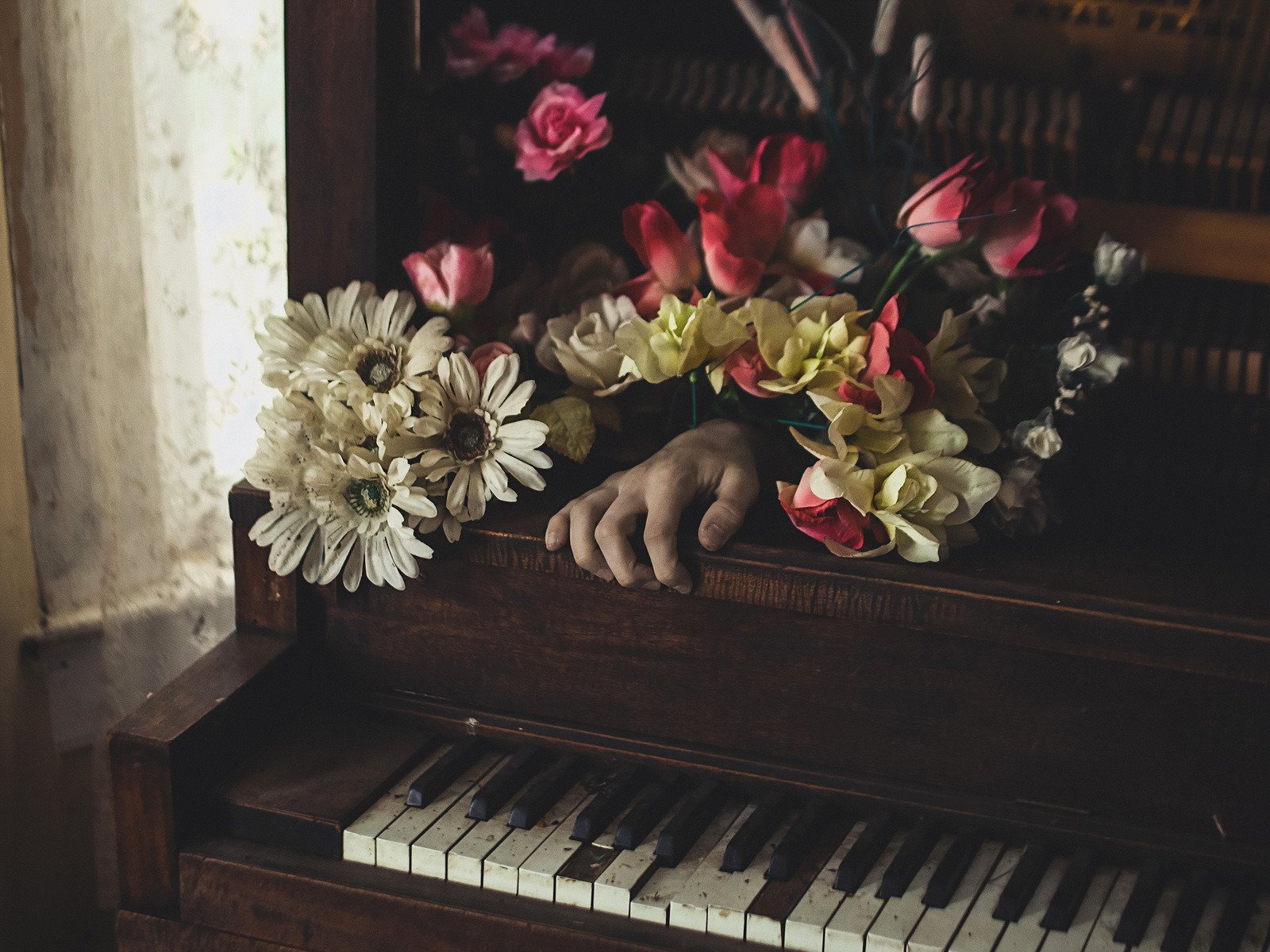 Песня flowers hendrik. Цветы на пианино. Пианино с цветами. Фортепиано и цветы. Цветы на рояле.
