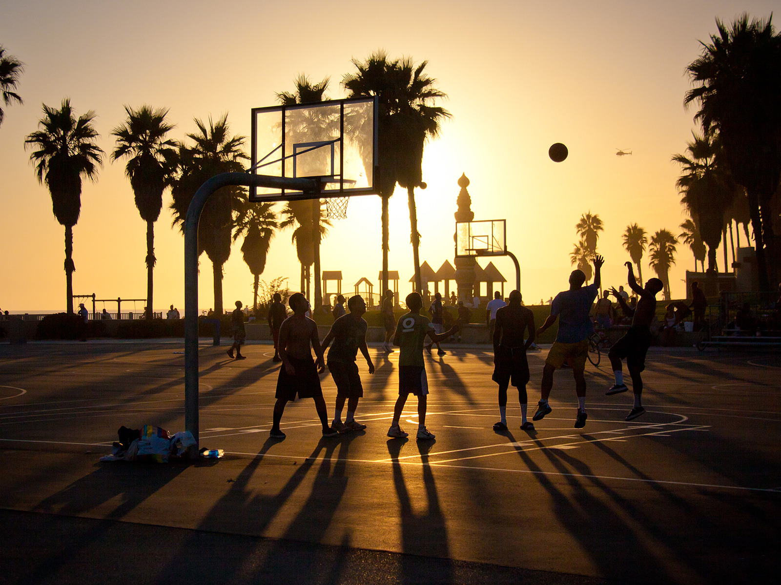 California summer. Венис Бич Лос Анджелес. Венис Бич Лос Анджелес баскетбольные площадки. Лос Анджелес Сансет стрит. Венис Бич Лос Анджелес закат.