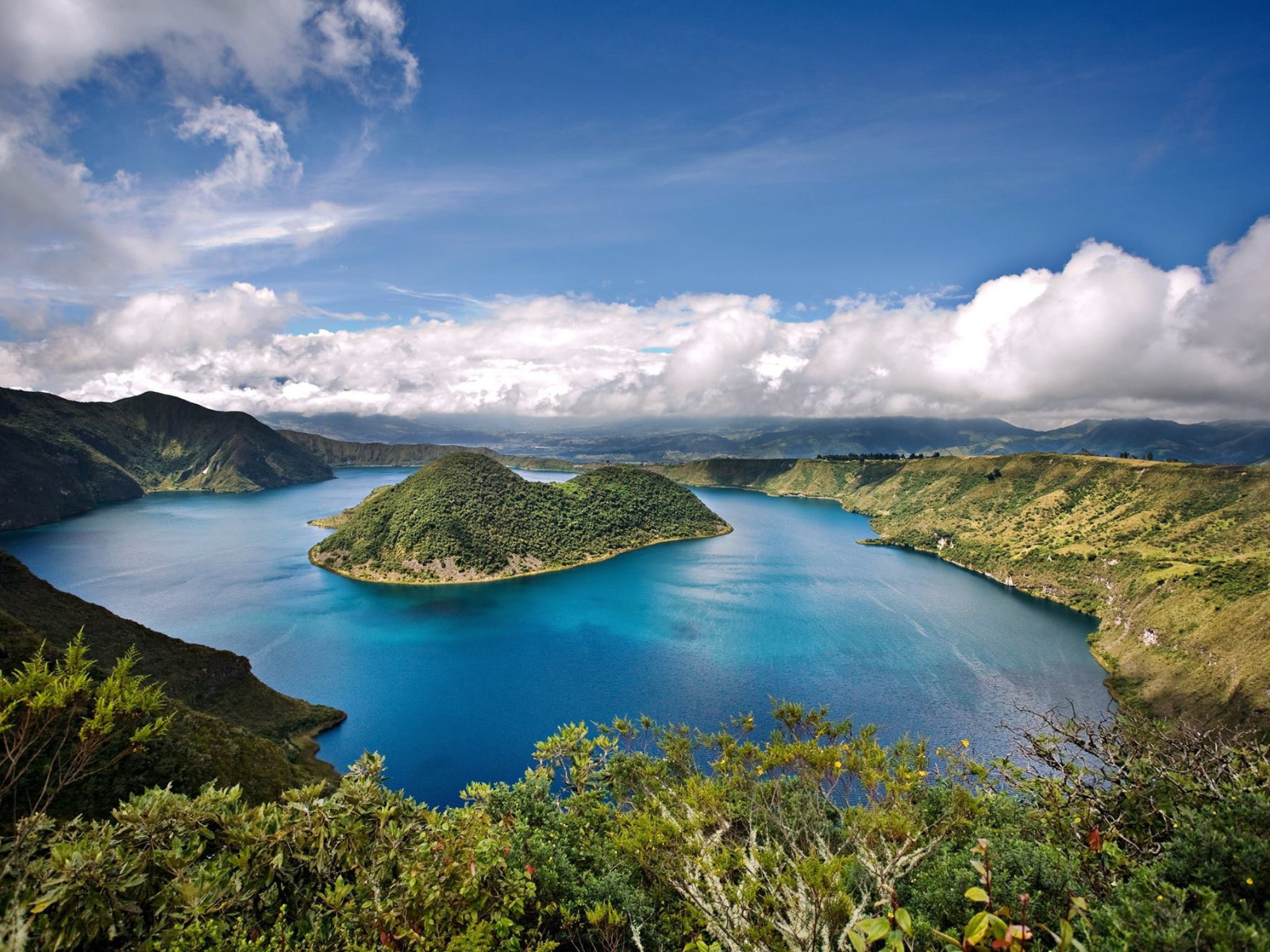 Пресноводное озеро в латинской америке самое большое. Эквадор Галапагосские острова. Южная Америка Галапагосские острова. Национальный парк «Галапагосские острова». Галапагосские острова, Эквадор климат.