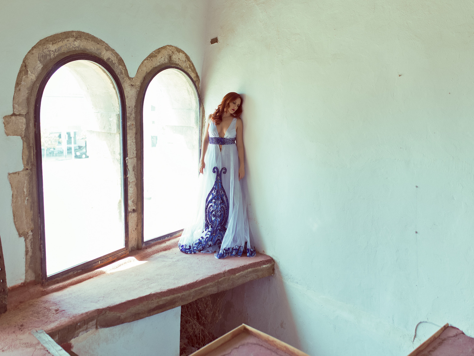 Лица на стенах и полу. Девушка стена платье интерьер. Лицом к стене. Фото в платье дома у стены. Девушка стоит в комнате.