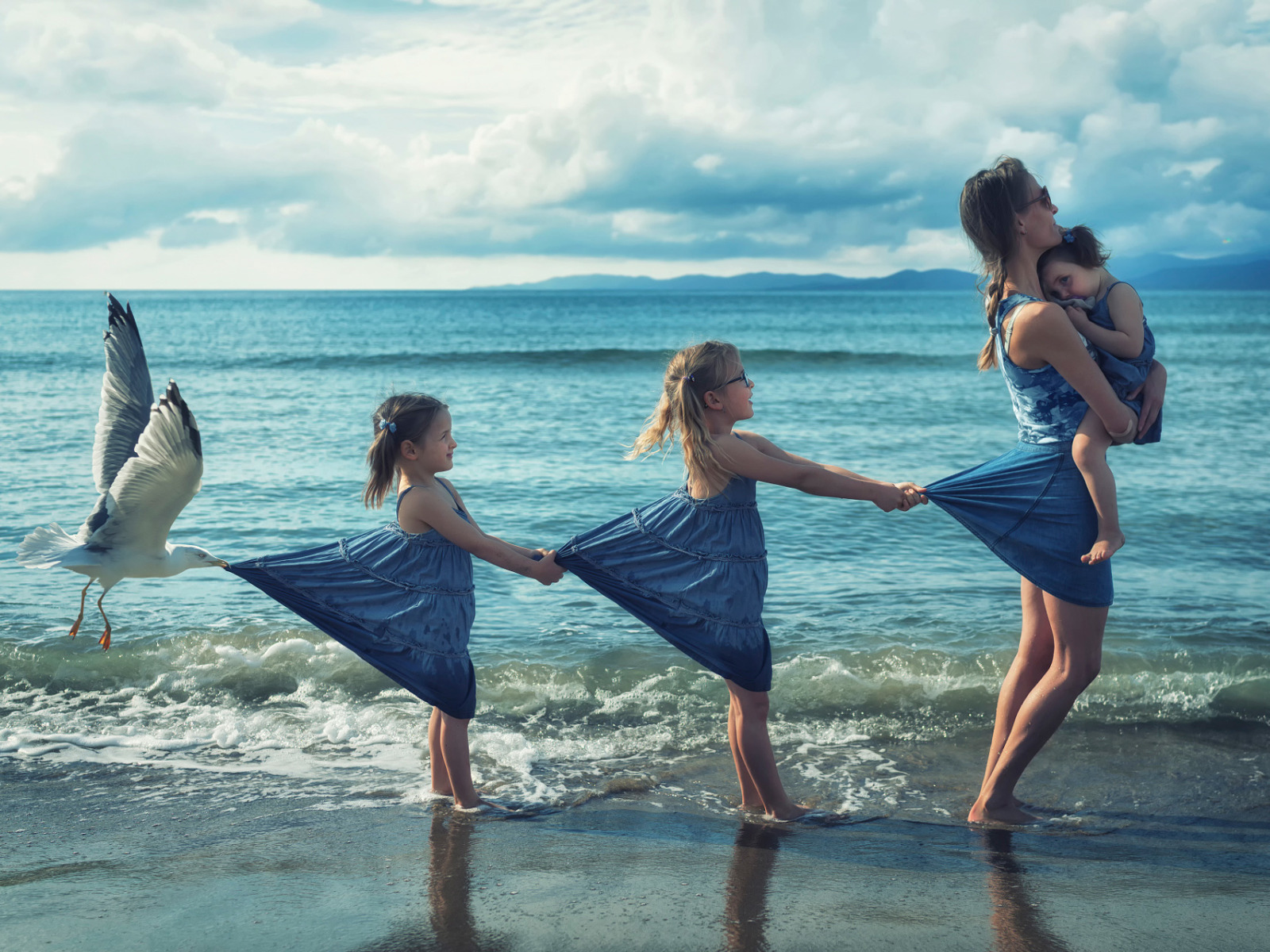 Четыре девочки в семье. Девочка на море. Дети море счастье. Дети на море. Счастье у моря.