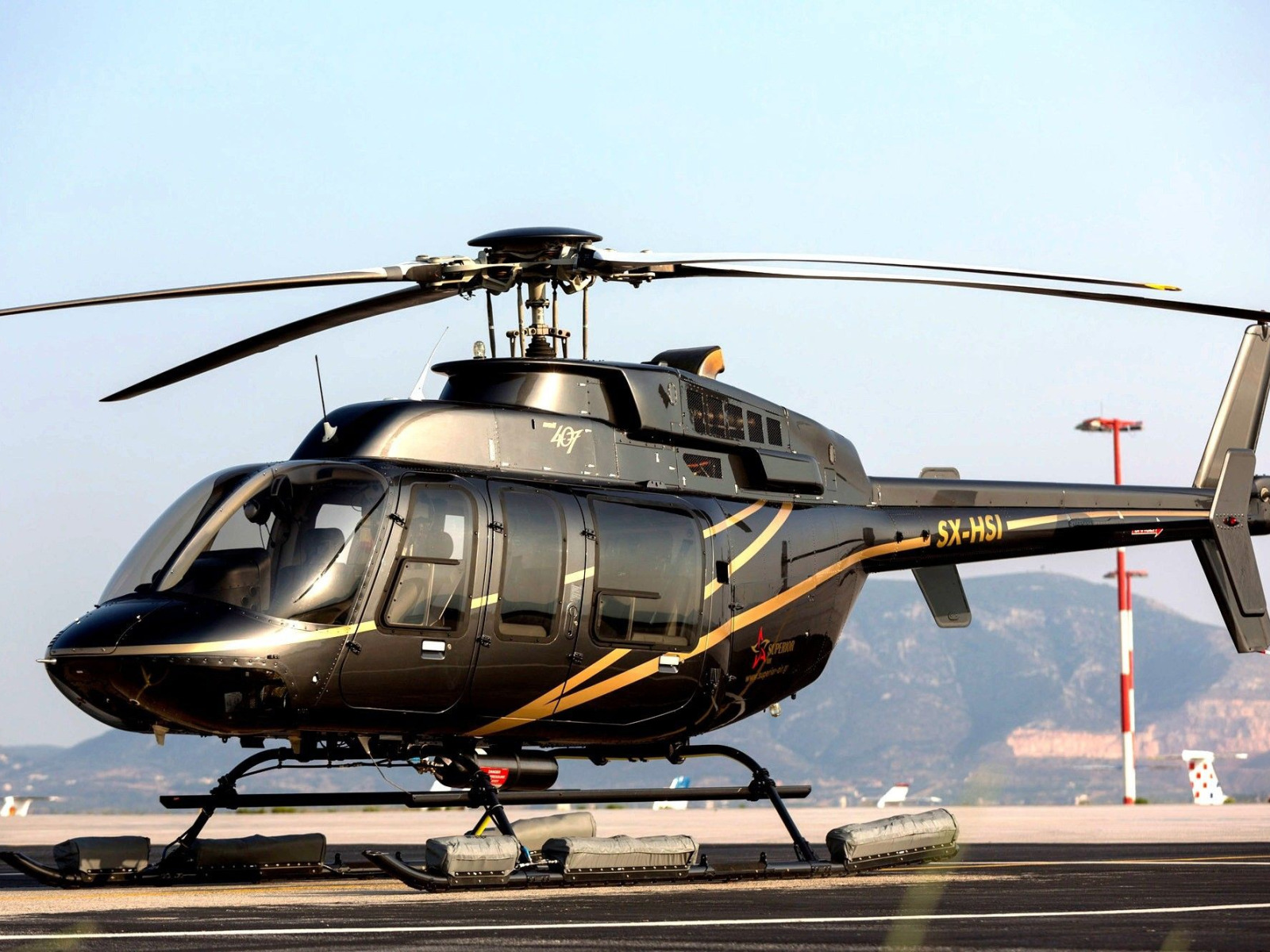 Вертолет для двоих цена. Bell 407. Вертолет Белл 407. Белл хеликоптер вертолет. Вертолетов типа Bell-407.