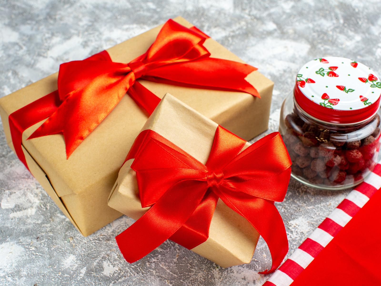 Sweet presents. С днем рождения на подарочную упаковку с сердечками.