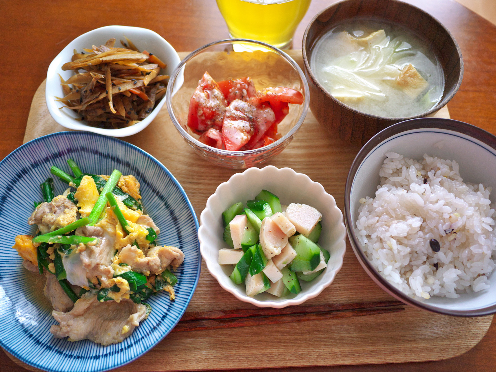 Пробуем разную еду. Разная еда. Еда разных стран Япония. Разный размер блюд. Блюда разных кухонь вместе.