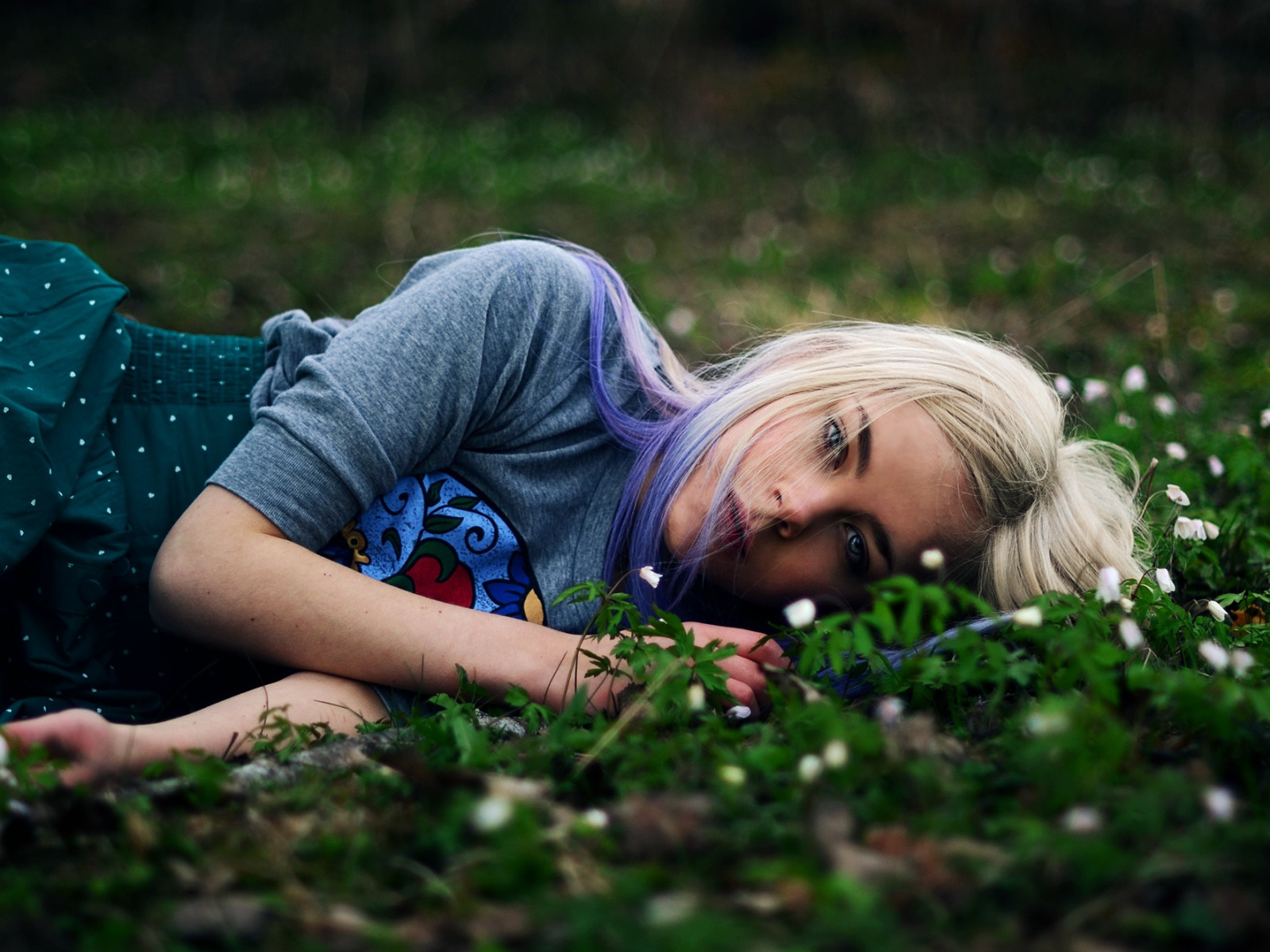 Девушка блондинка с цветами. Светловолосая трава. Фото блондинки с цветами. Красивые девушки на аву блондинки с цветами. Dream blonde