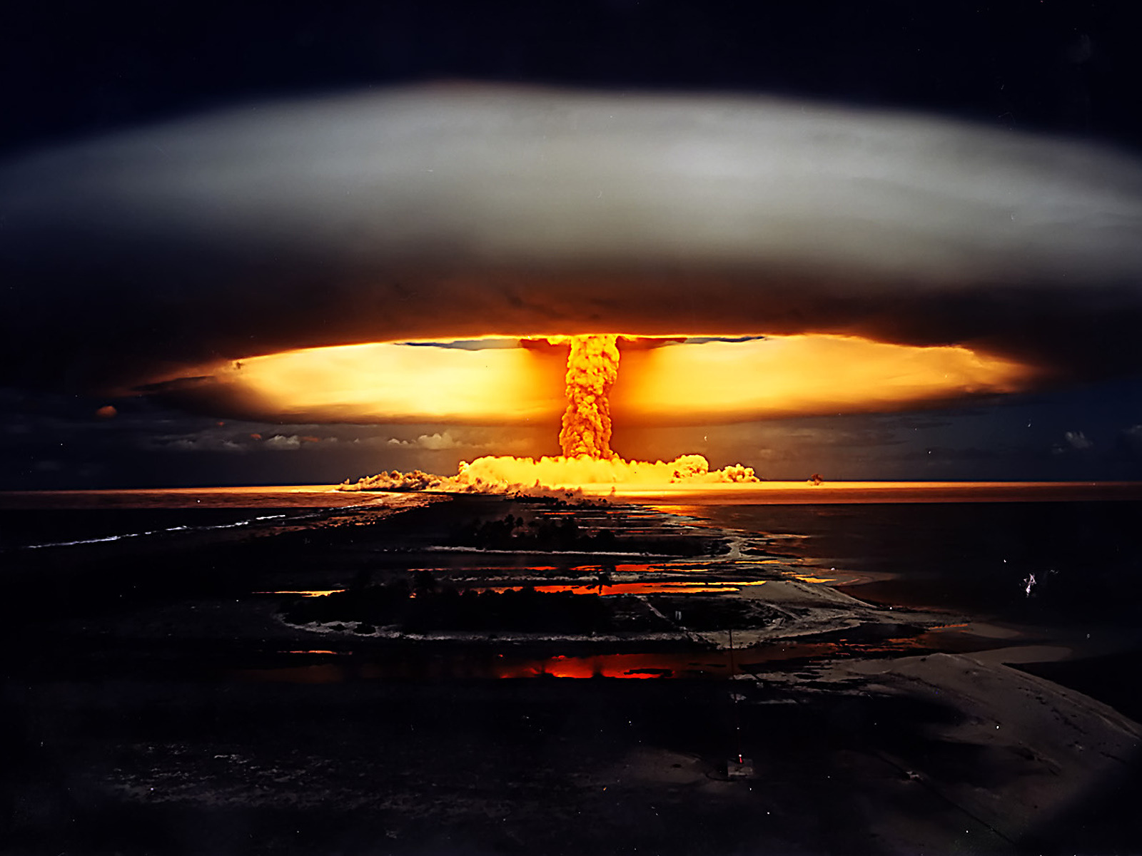 Новые оружия массового поражения. Водородная бомба США. Ядерная бомба царь бомба. Ядерный гриб. Гриб атомного взрыва.