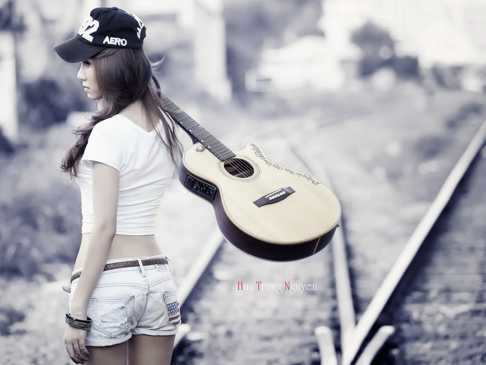 Молодая девушка музыка. Девушка с электрогитарой. Фотосессия с гитарой. Девочка с гитарой. Девушка в шортах и с гитарой.