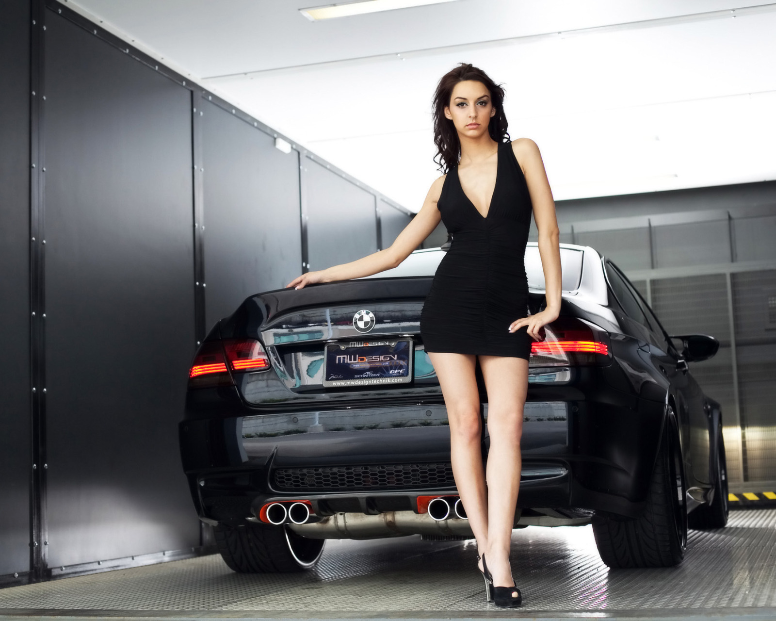 Ну и девушки. BMW e92 m3 girls. Девушка. Двушка на фоне автомобиля. Фотосессия на фоне машины.