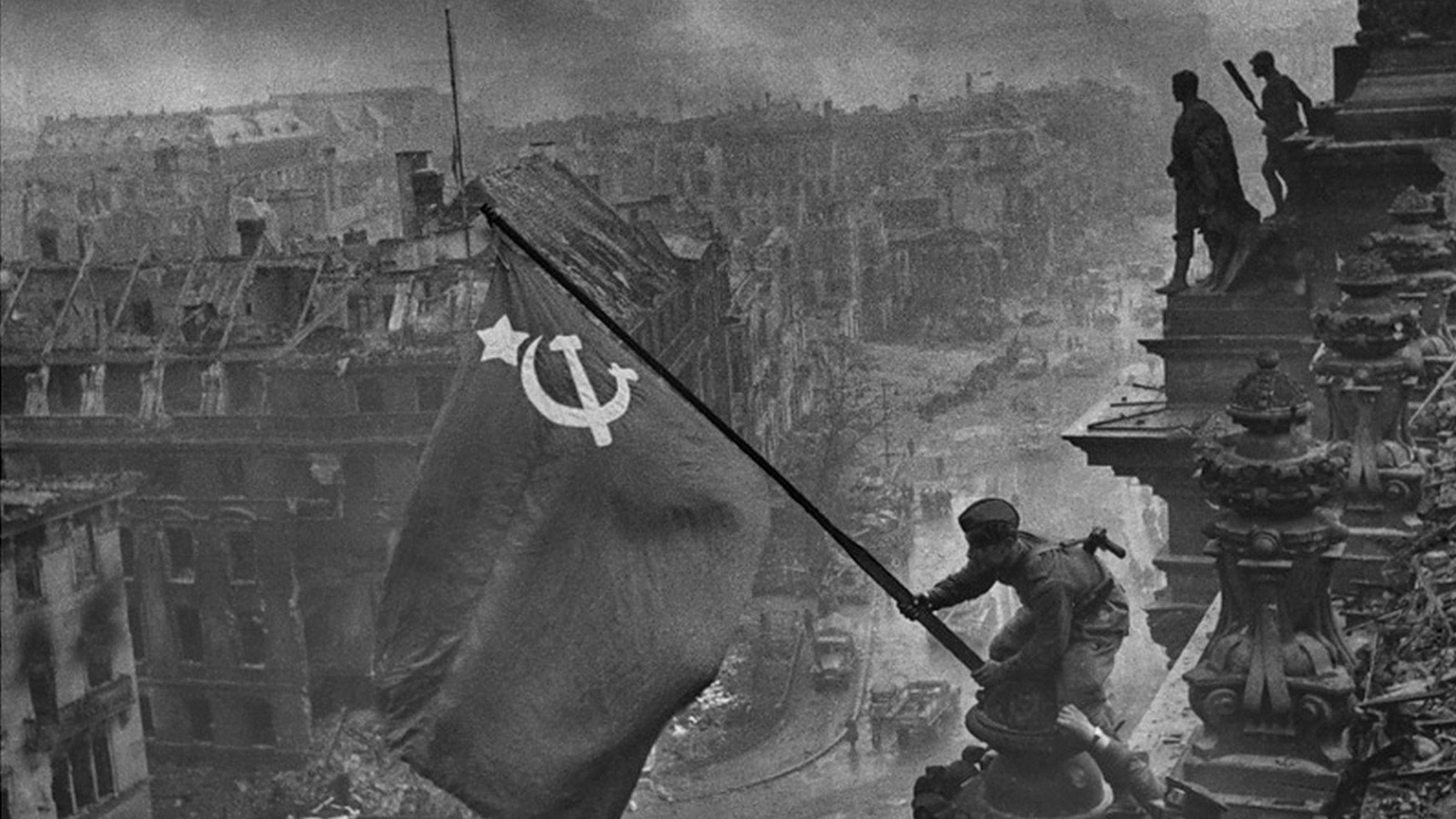 Берлин 1945 Рейхстаг Знамя Победы. Знамя Победы в Берлине. Рейхстаг красное Знамя Победы. 2 мая 1945 событие
