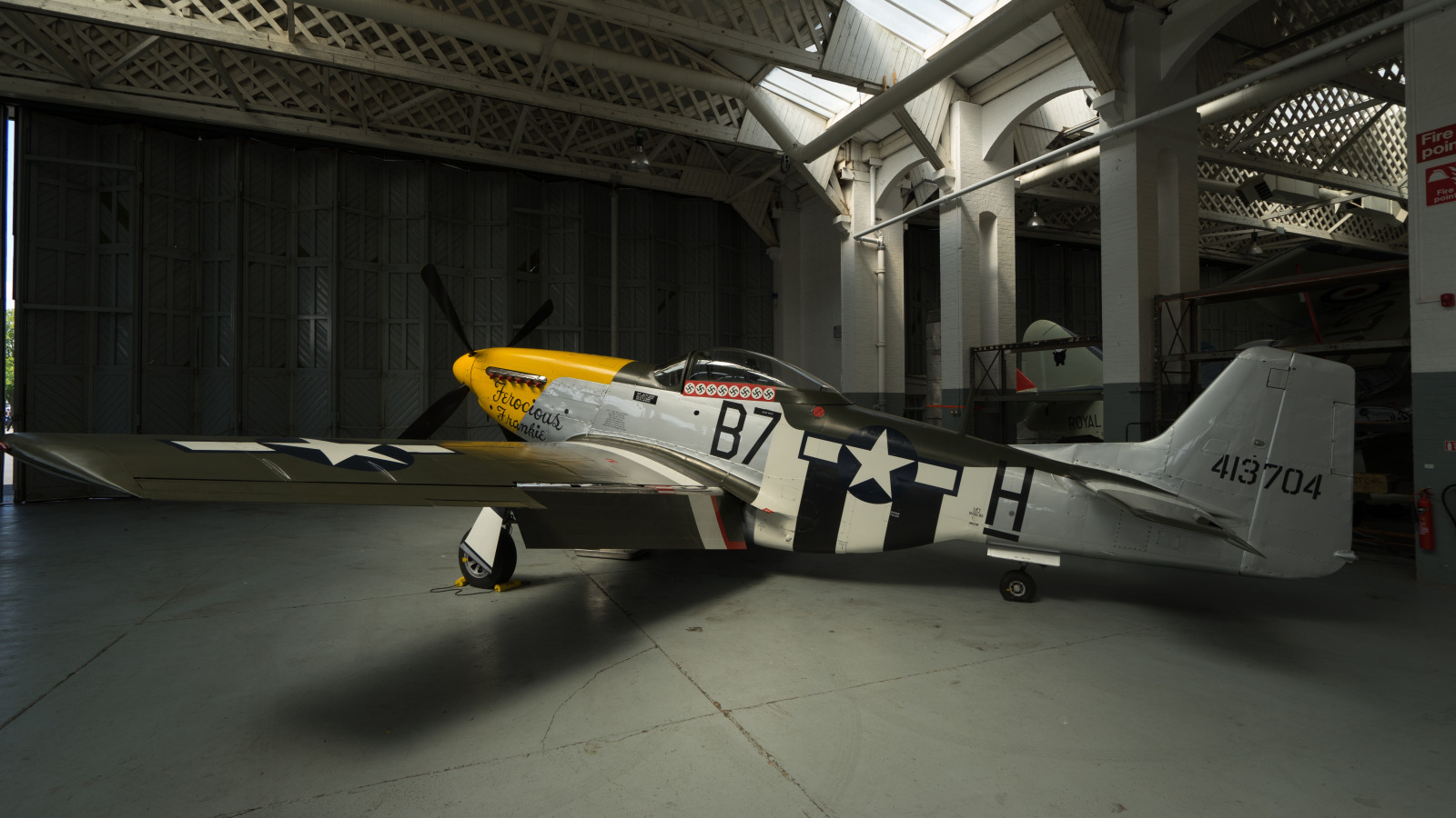 Истребитель в ангаре. P51 Mustang Hangar. P 51 Mustang обои. Fighter Hangar.