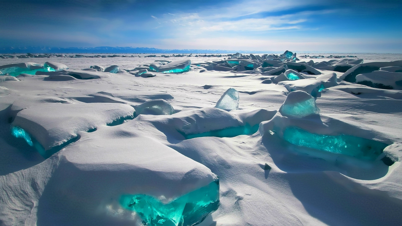 Ин ер айс. Бирюзовый лёд озера Байкал. Торосы на Байкале. Лед Байкала. Айс Лейкс.