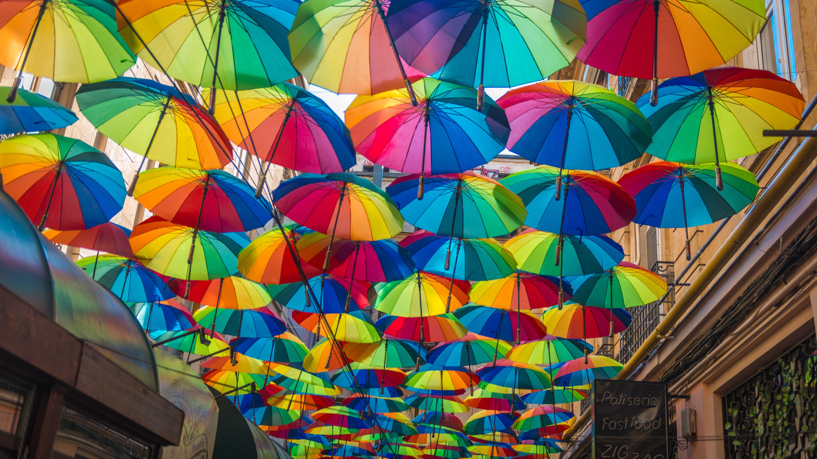 В самых разнообразнейших вариантах. Зонтики яркие. Разноцветные зонтики. День разноцветных зонтов. Радужные зонтики.