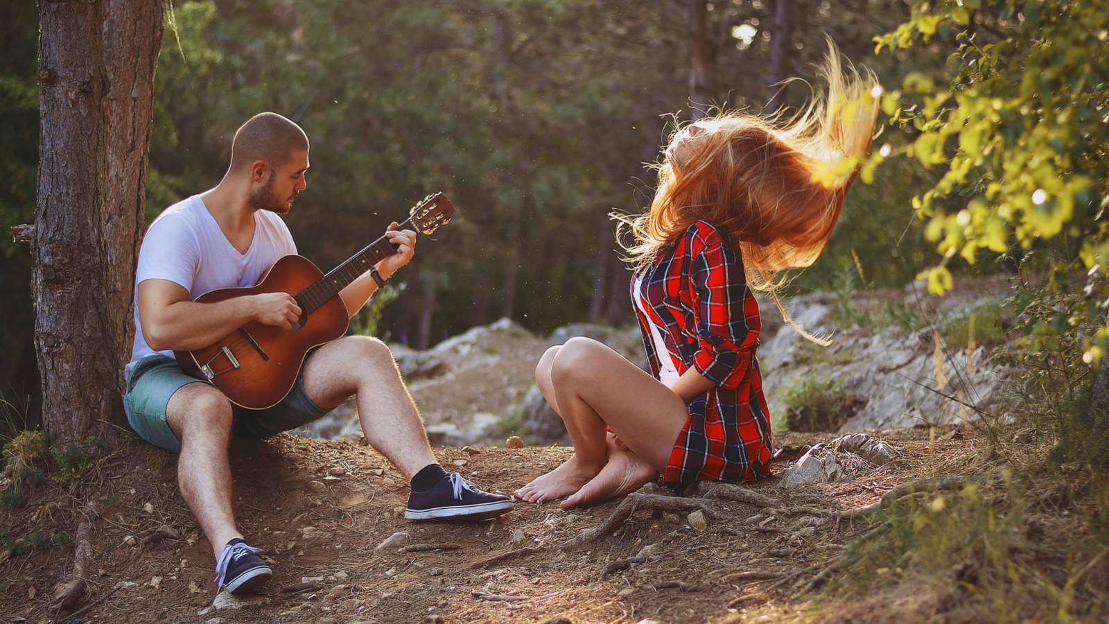 Слушать песню гитара играй. Гитарист на природе. Фотосессия с гитарой. Девушка с гитарой на природе. Фотосессия с гитарой на природе.