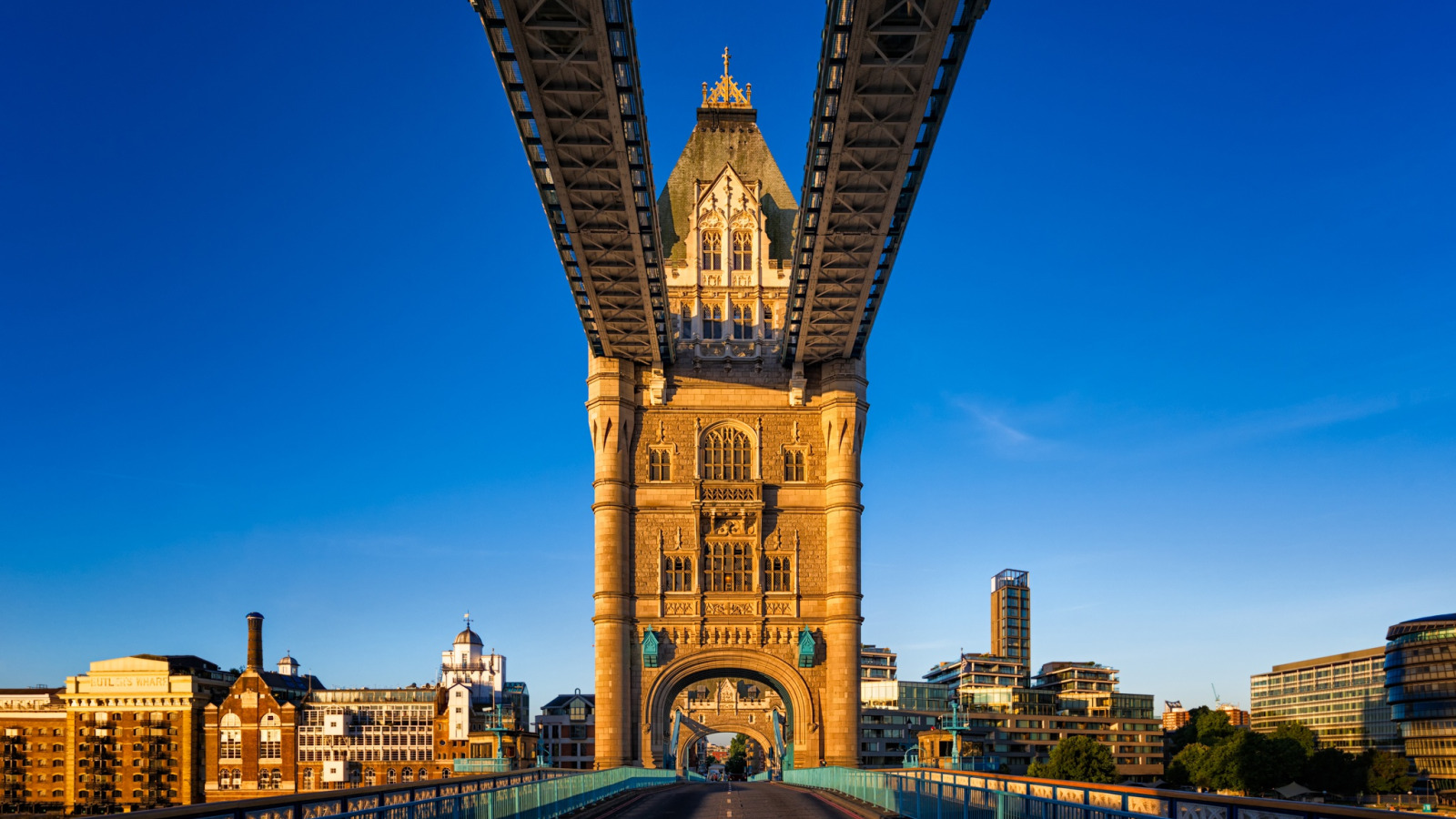 Скачать обои небо, солнце, мост, Англия, Лондон, дома, Tower Bridge, раздел  город в разрешении 1600x900