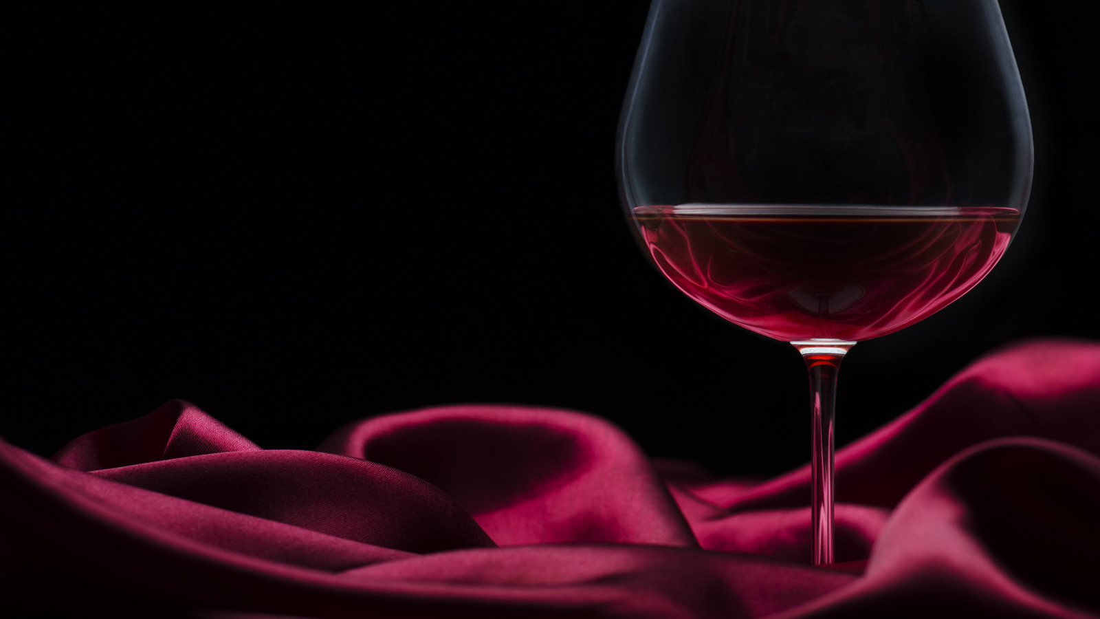 Кятов в бокале вина. Бокал с вином. Бокал красного вина. Красное вино в бокале. Бокал красного вина на черном фоне.