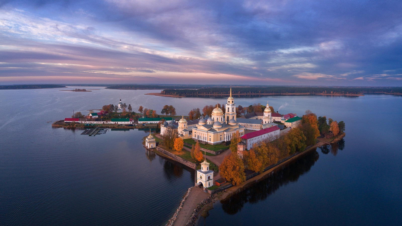 монастыри с озерами