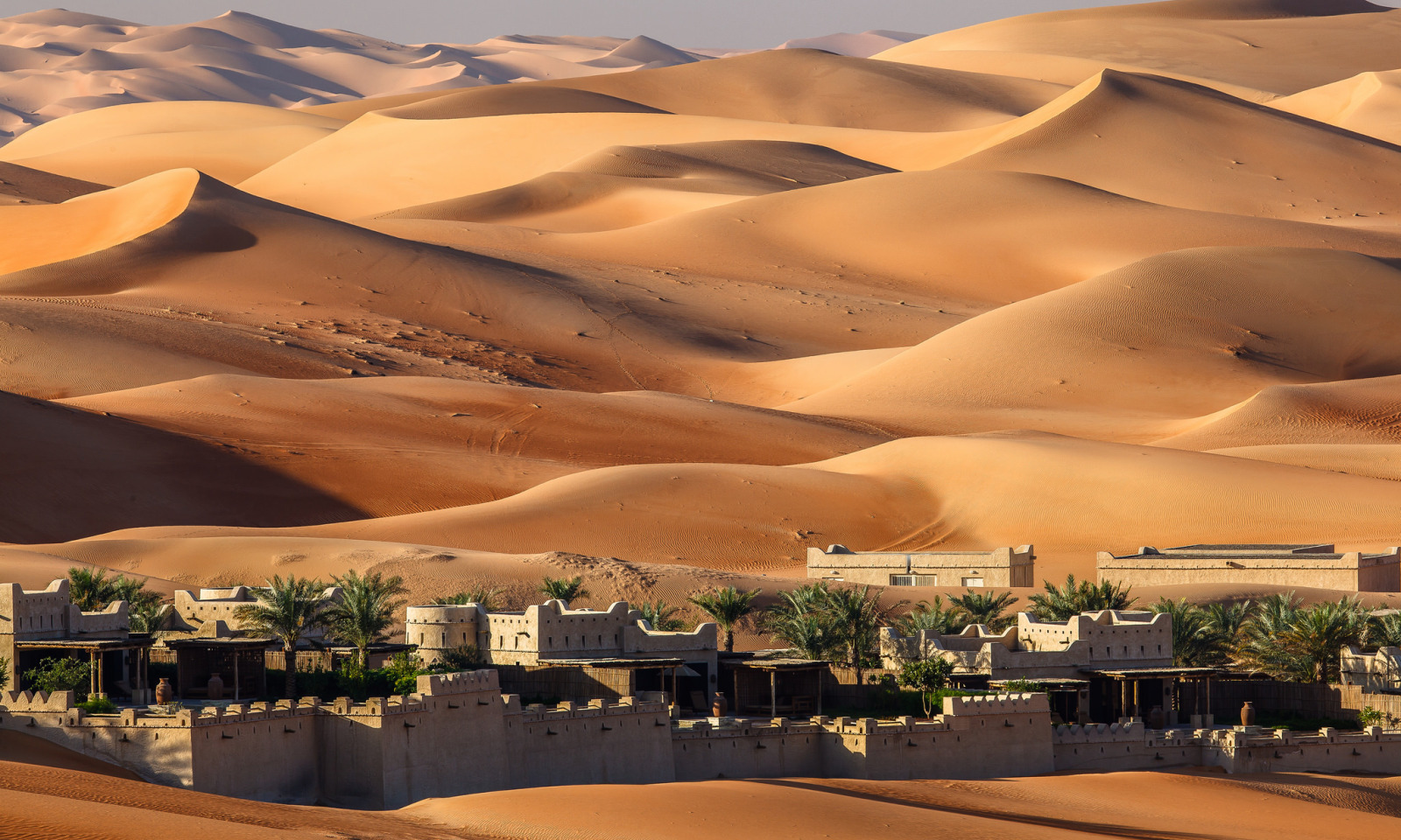 Саудовская аравия песок. Эль-Азизия Ливия. Оазис в Аравийской пустыне. Пустыня Абу Даби. Барханы Оазис Саудовская Аравия.