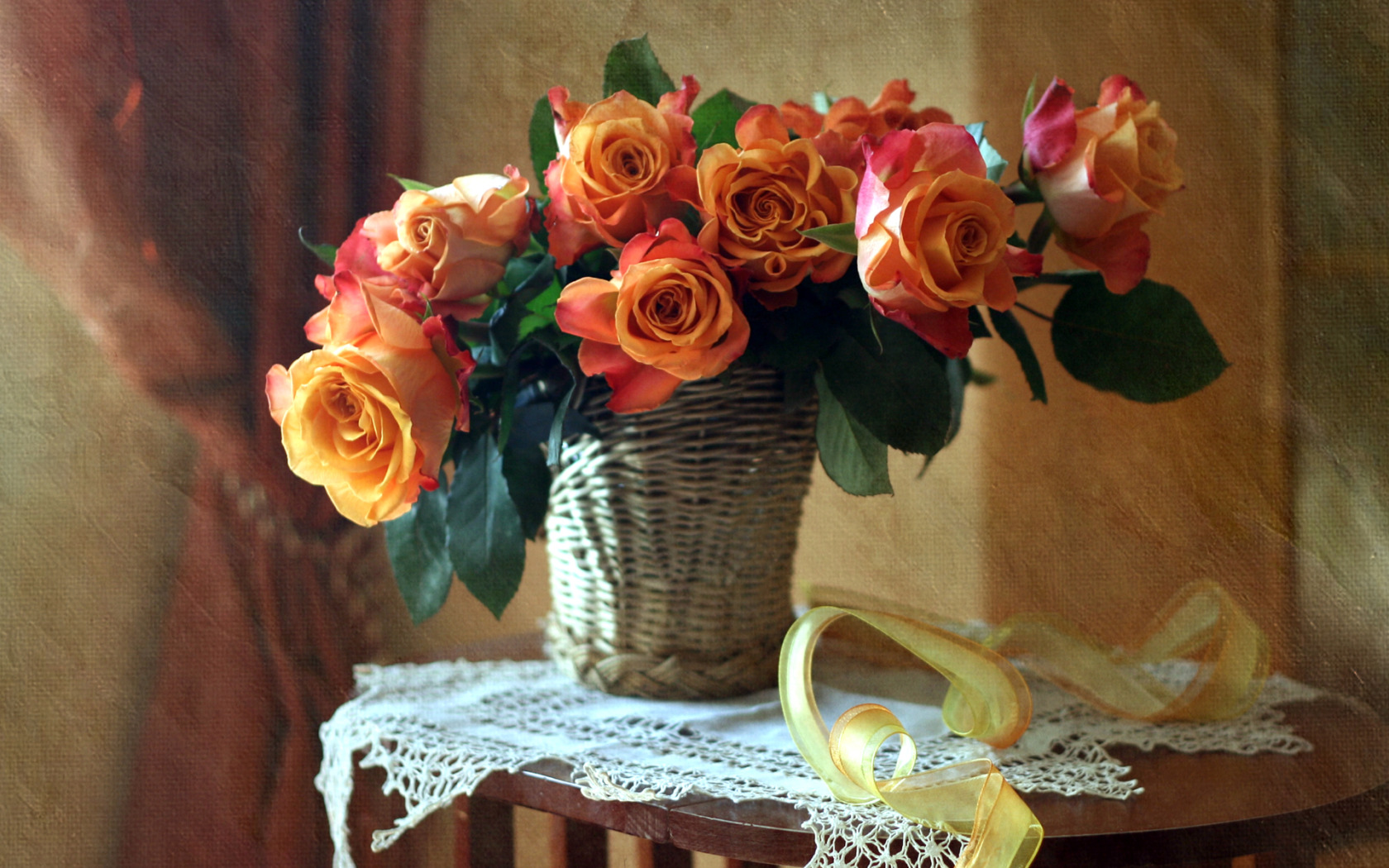 Осень букет роз. Натюрморт с розами. Цветы в вазе на столе. Натюрморт с букетом. Букет в вазе.