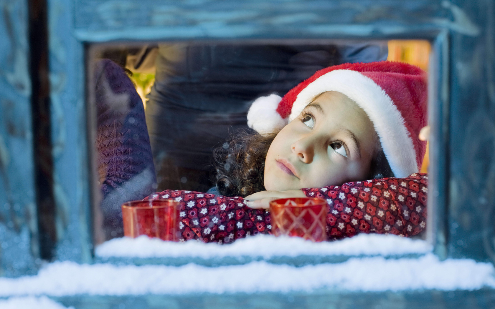 Почему ждут новый год. Новогоднее чудо. Дети в Рождественском окне. В ожидании новогоднего чуда. Ребенок в ожидании новогоднего чуда.