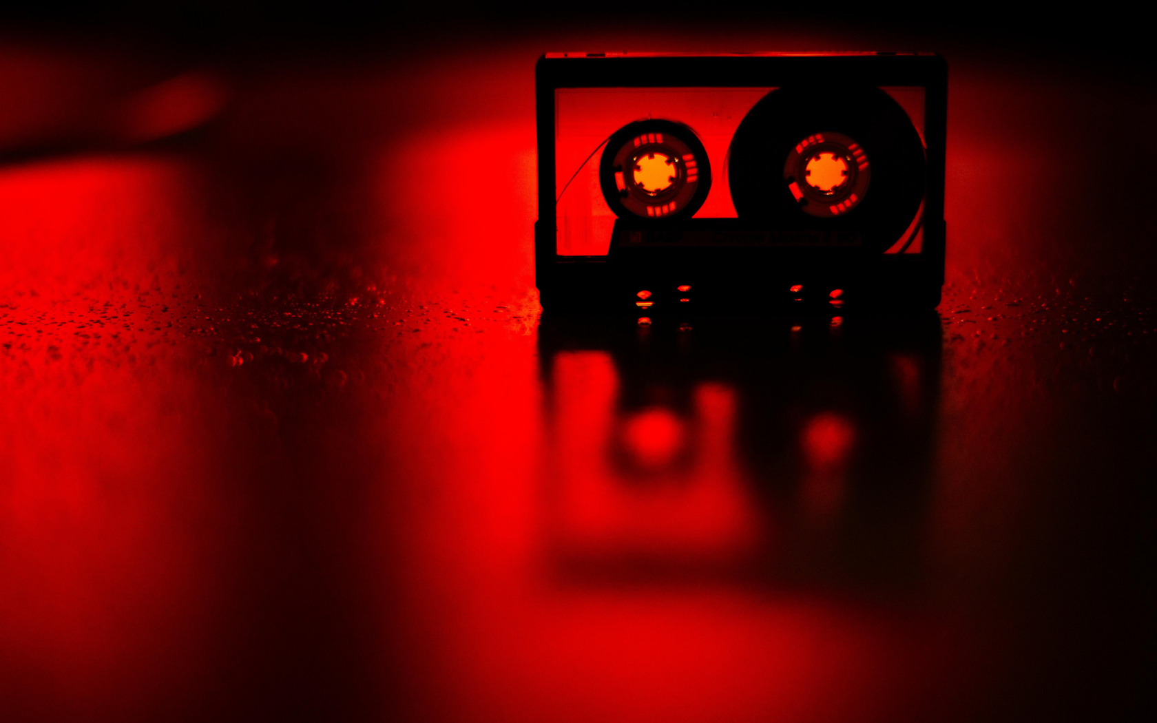 Заставка кассета. Аудиокассета на черном фоне. Красная кассета. Музыкальный рабочий стол. Красная музыка без слов