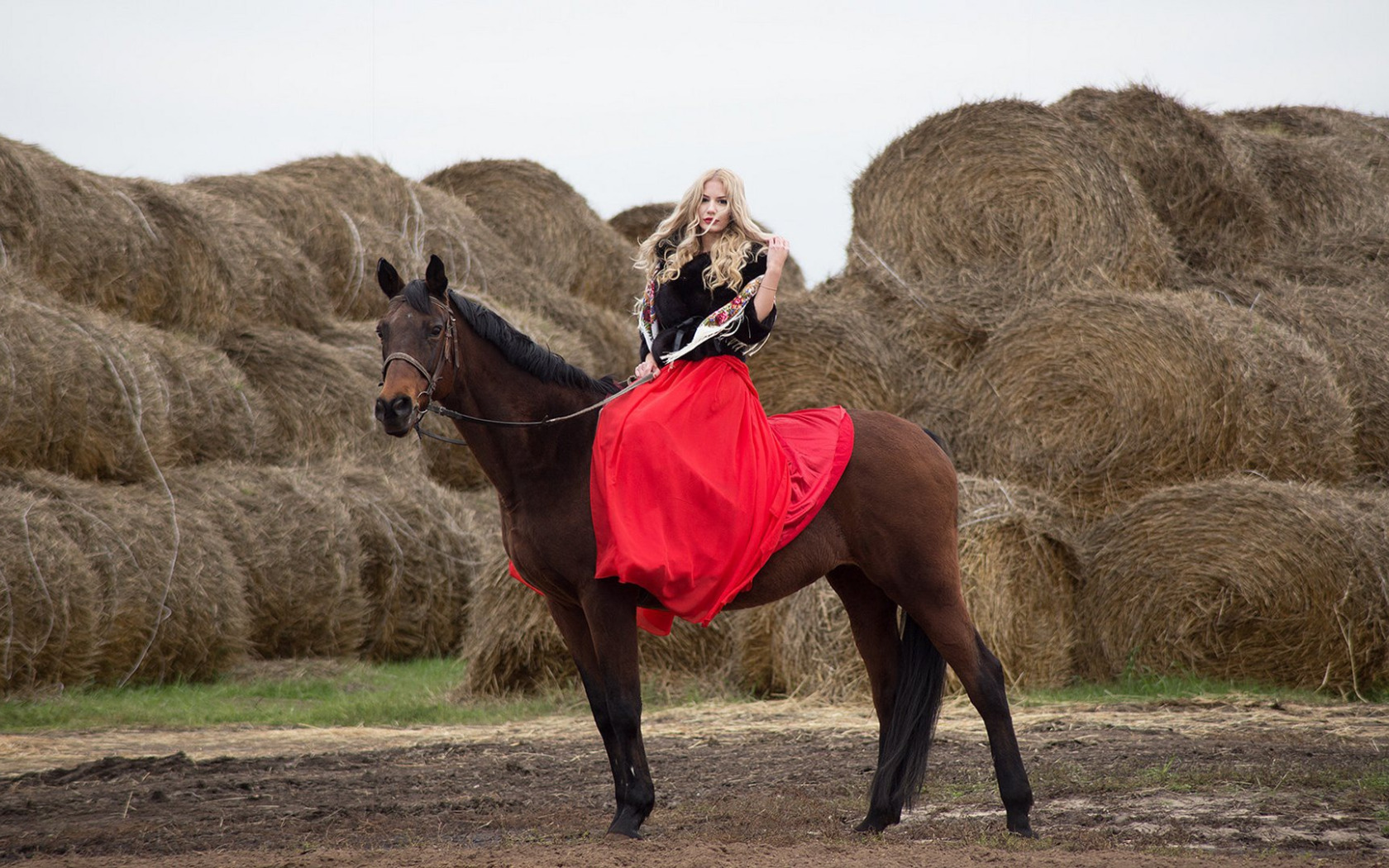Девушка в платье на лошади