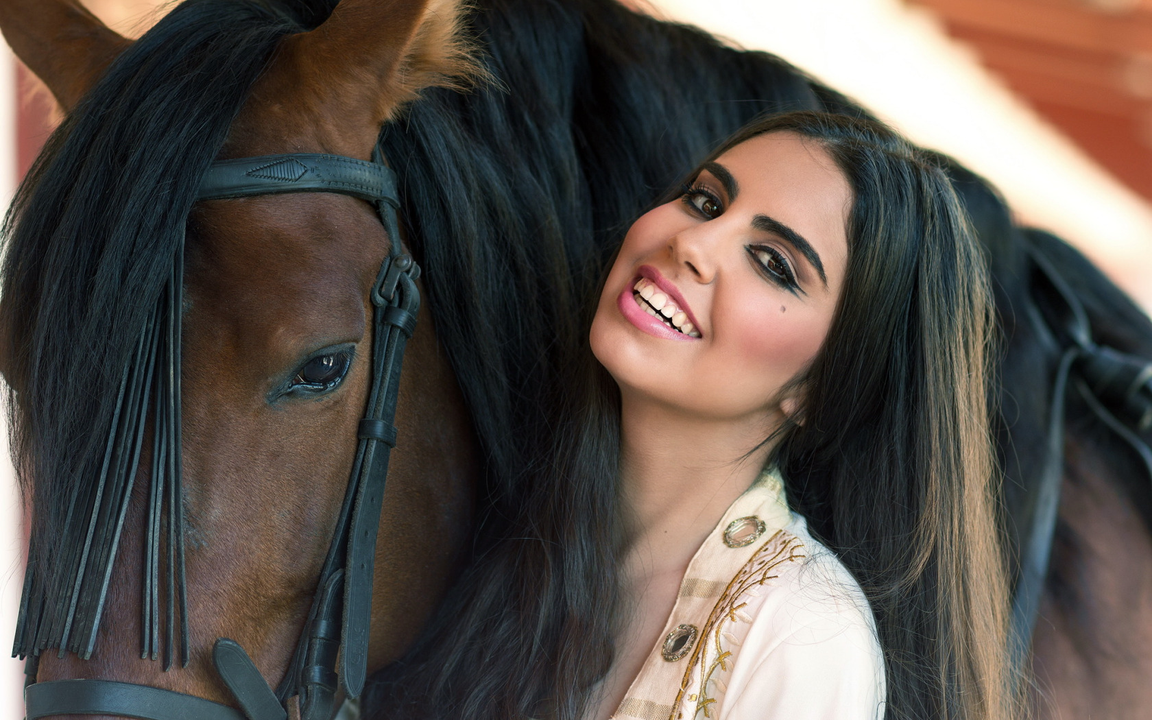 Учительница кони. Красивая девушка на коне. Девушка с лошадью. Восточная девушка на лошади. Цыганка с лошадью.