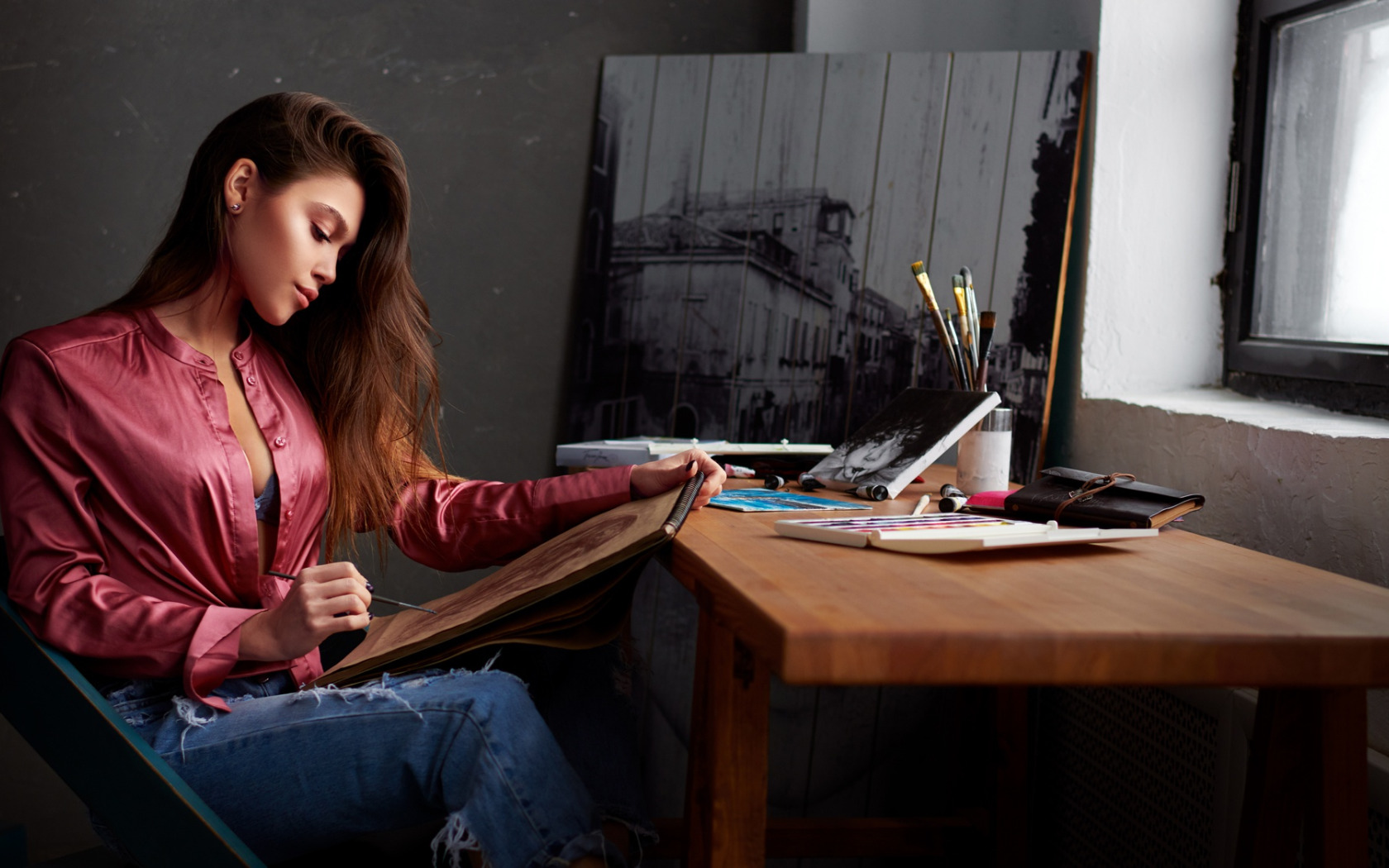 Писать сидя девушки. Жанровый фотопортрет. Девушка художница. Женщина рисует. Девушка сиди за столом.