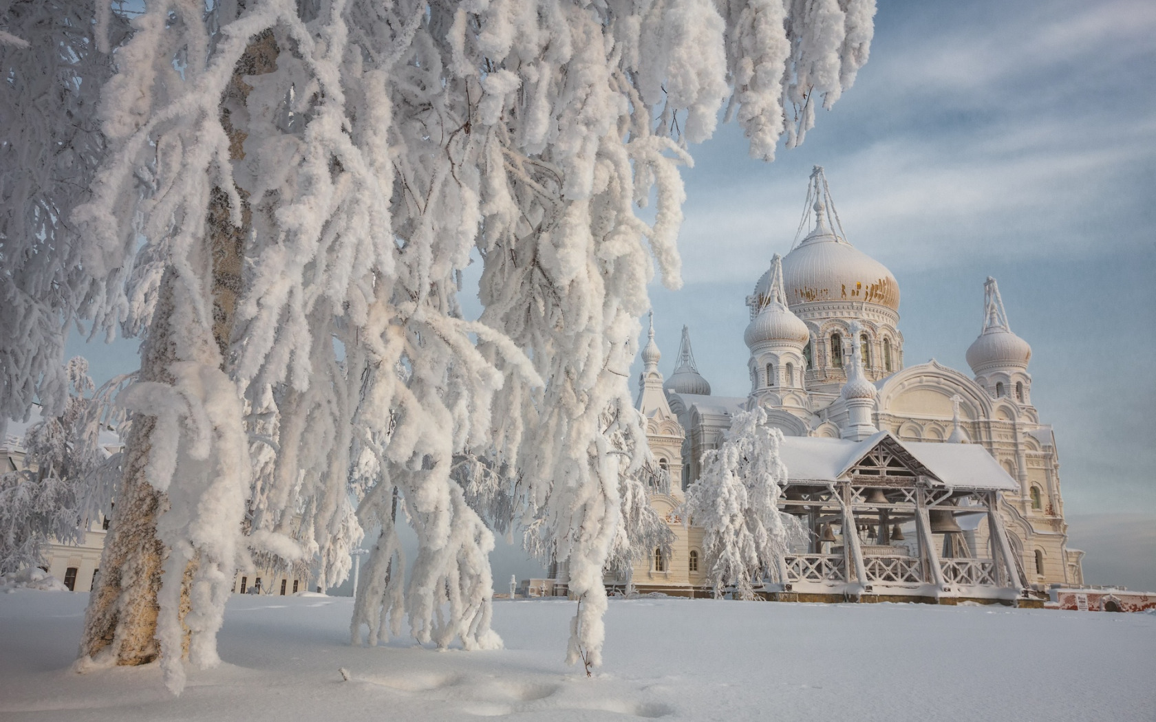 Церковь в зимних горах