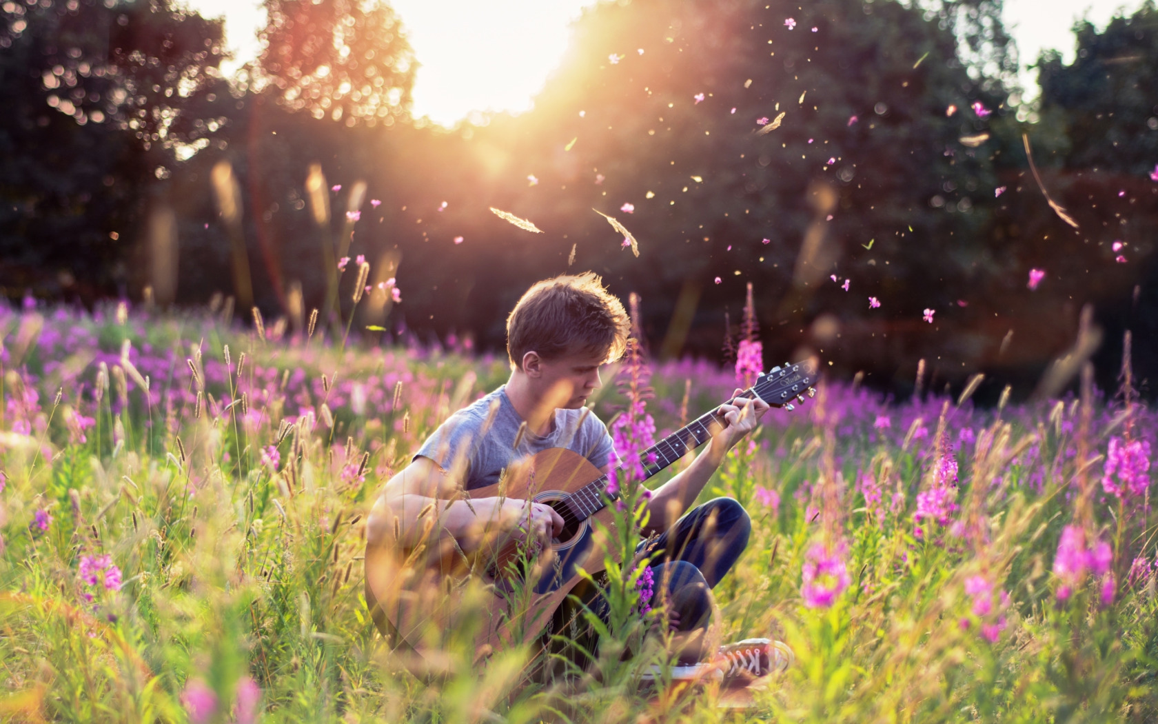 Музыка молодой красивой. Дети и природа. Детская фотосессия на природе летом. Мальчик на природе. Фотосессия мальчика на природе.