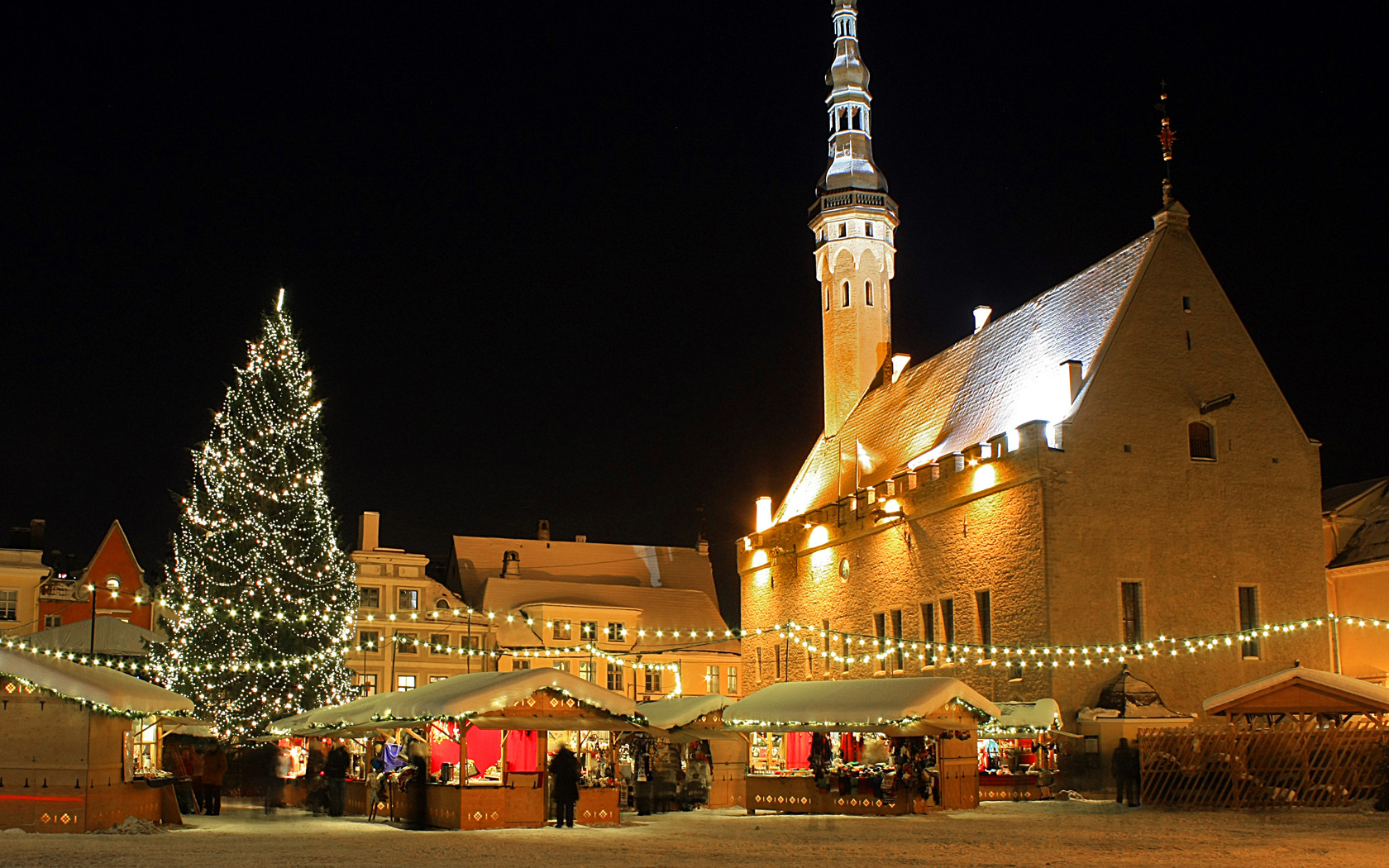 Обои огни, елка, дома, рождество, Эстония, Таллин, Tallinn, базарчик на  телефон и рабочий стол, раздел новый год, разрешение 1680x1050 - скачать