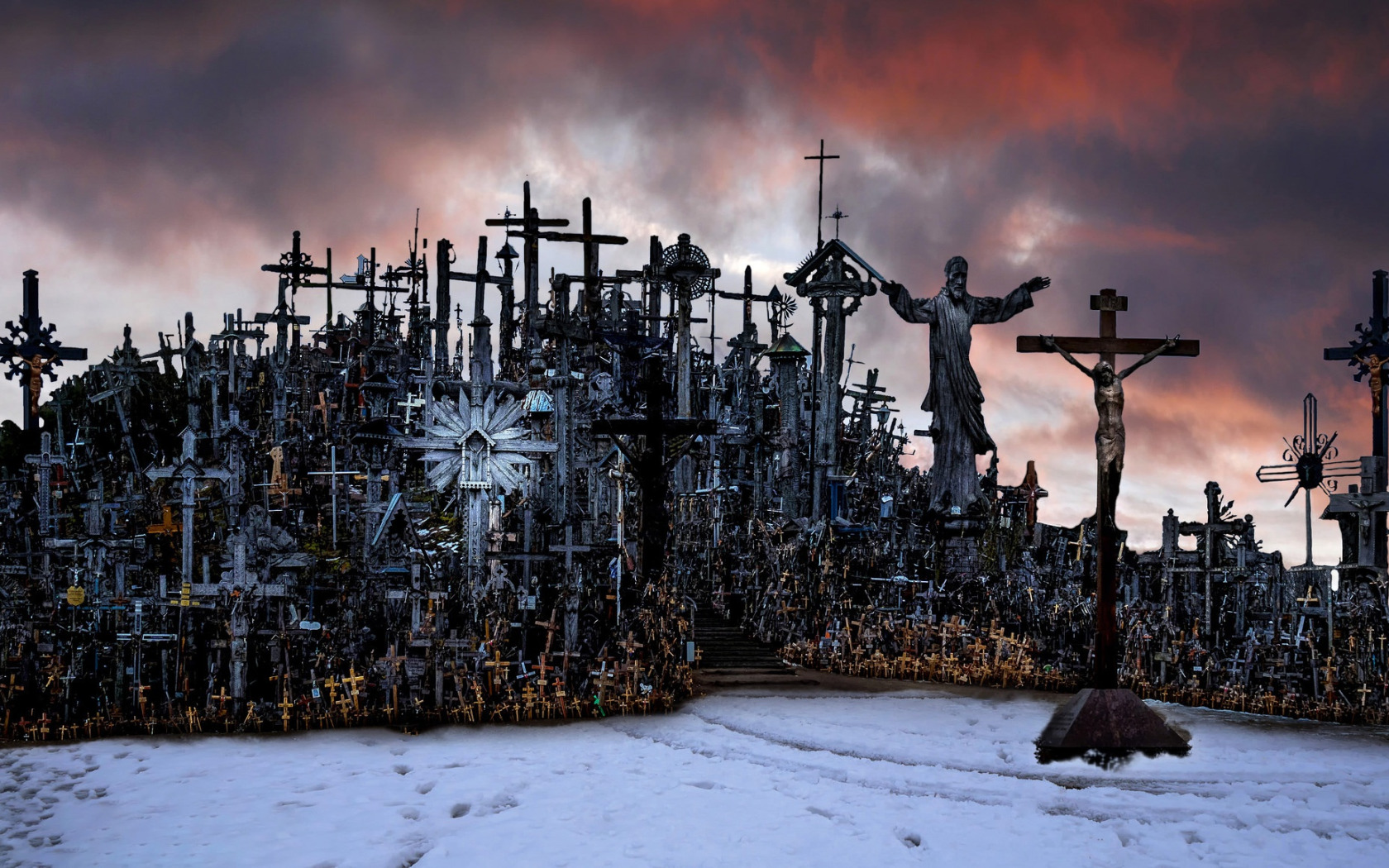 Hill of crosses. Холм крестов в Литве. Гора крестов, Шяуляй, Литва. Гора крестов Шауляй. Крестовая гора Литва.