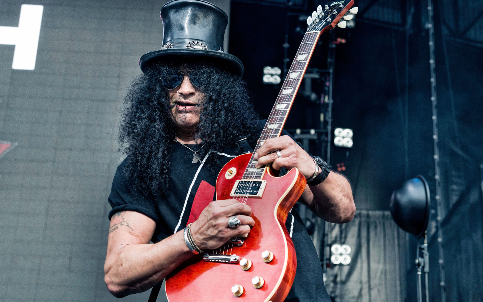 Хеви метал вокалисты. Slash гитарист. Scorpions 2022. Слэш рок музыкант. Slash гитарист в шляпе.