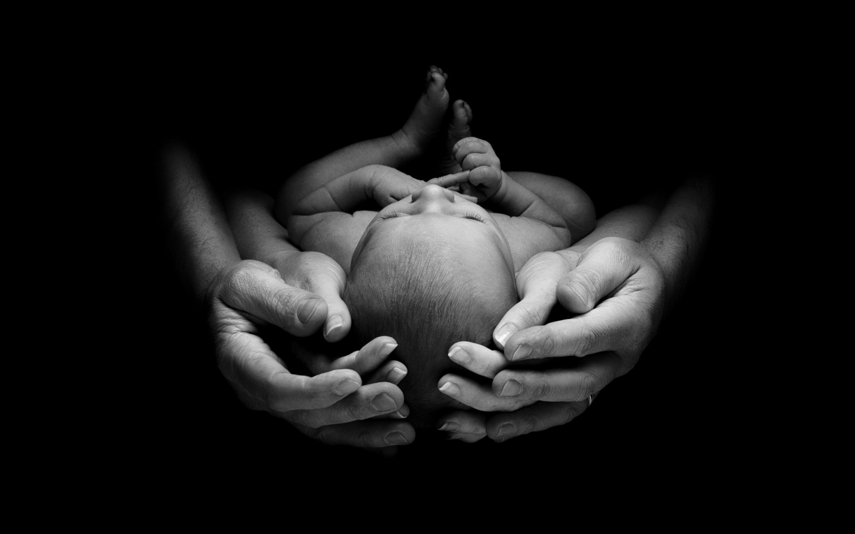 Младенец на руках. Ладонь младенца. Новорожденный на руках. Младенец на руках картинки. К чему снятся руки отца
