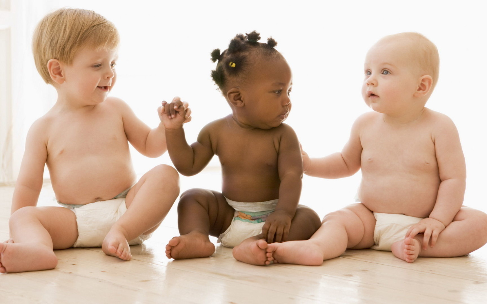 63 детей. Младенцы разных рас. Разные дети. Малыши. Маленькие дети разного возраста.