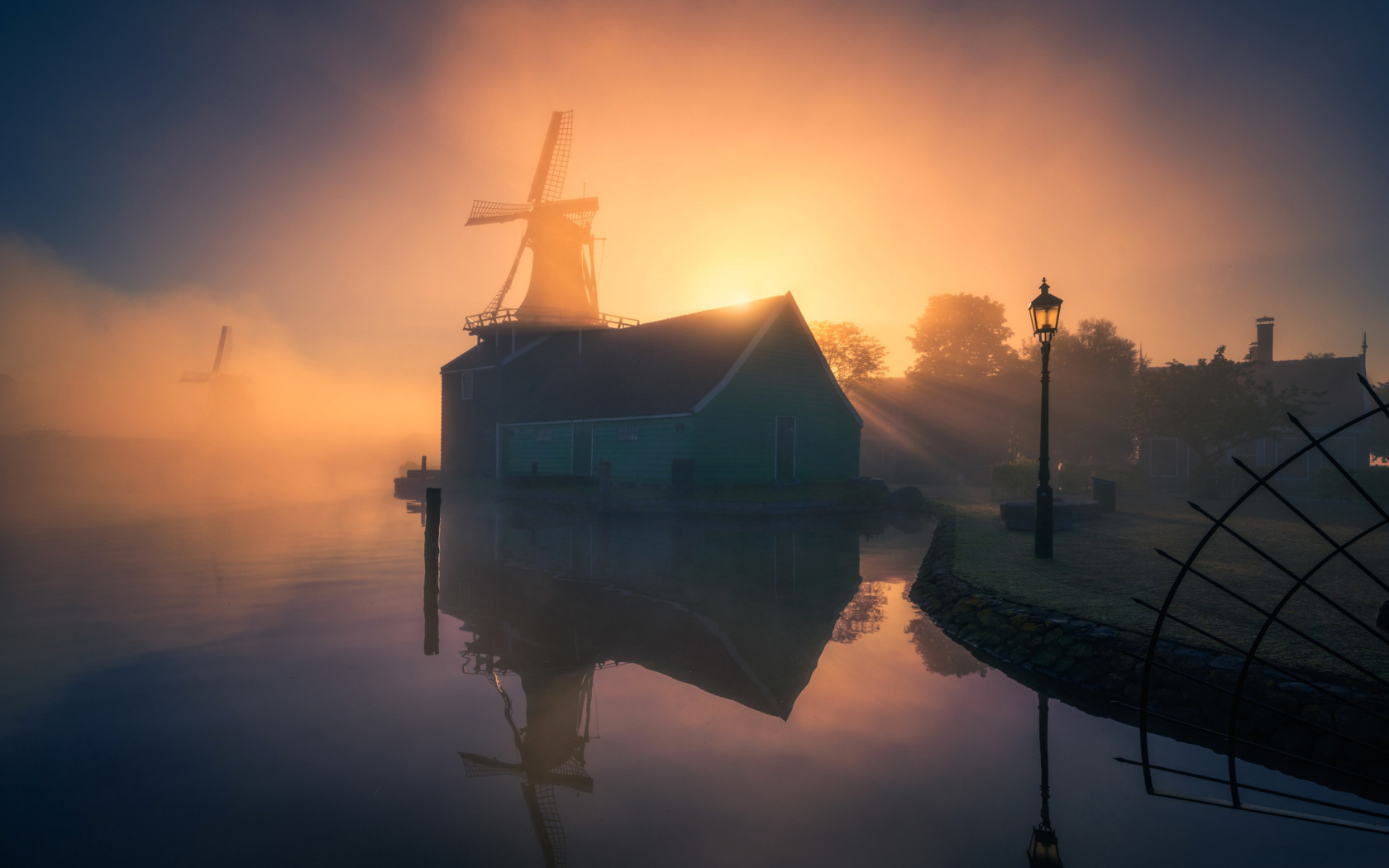 Песня доброе утро на голландском. Мельница в тумане. Ветряная мельница в тумане. Туман Голландия. Мельницы Нидерланд туман.