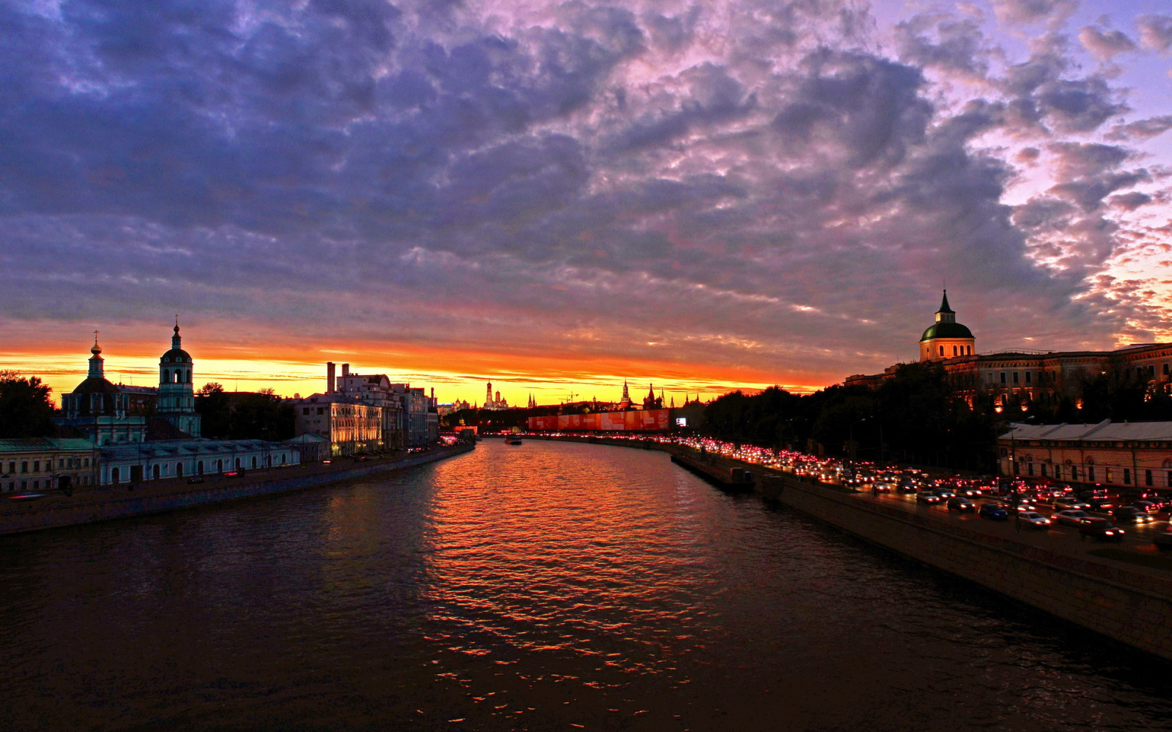 Когда закат в москве. Москва Сити река рассвет. Рассвет на Москве реке. Восход на Москве реке. Реки Москвы.
