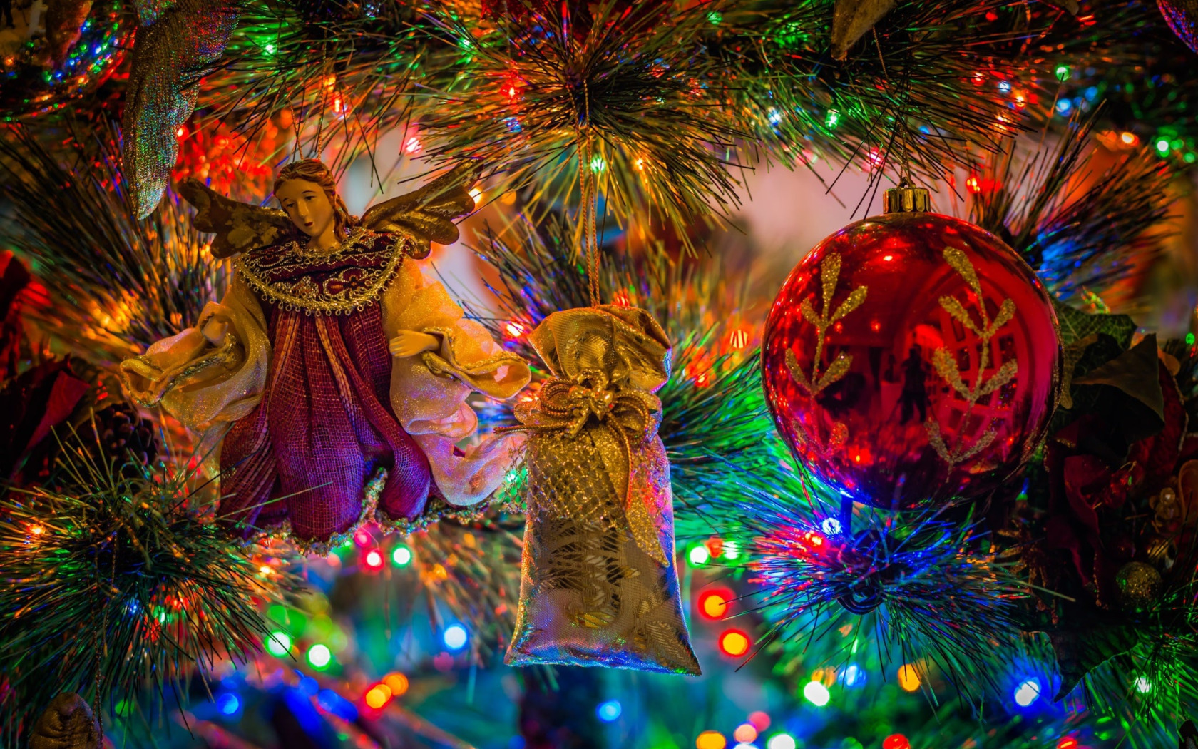 Свята новы год. Рождественская елка с ангелочками. Рождество ангел елка. Новогоднее украшение монитора. Ангел на елку.