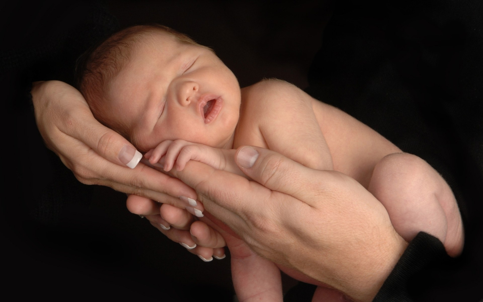 Новорожденный мальчик родители. Ребенок на руках. Младенец на руках. Рука новорожденного ребенка. Новорожденный малыш на руках.
