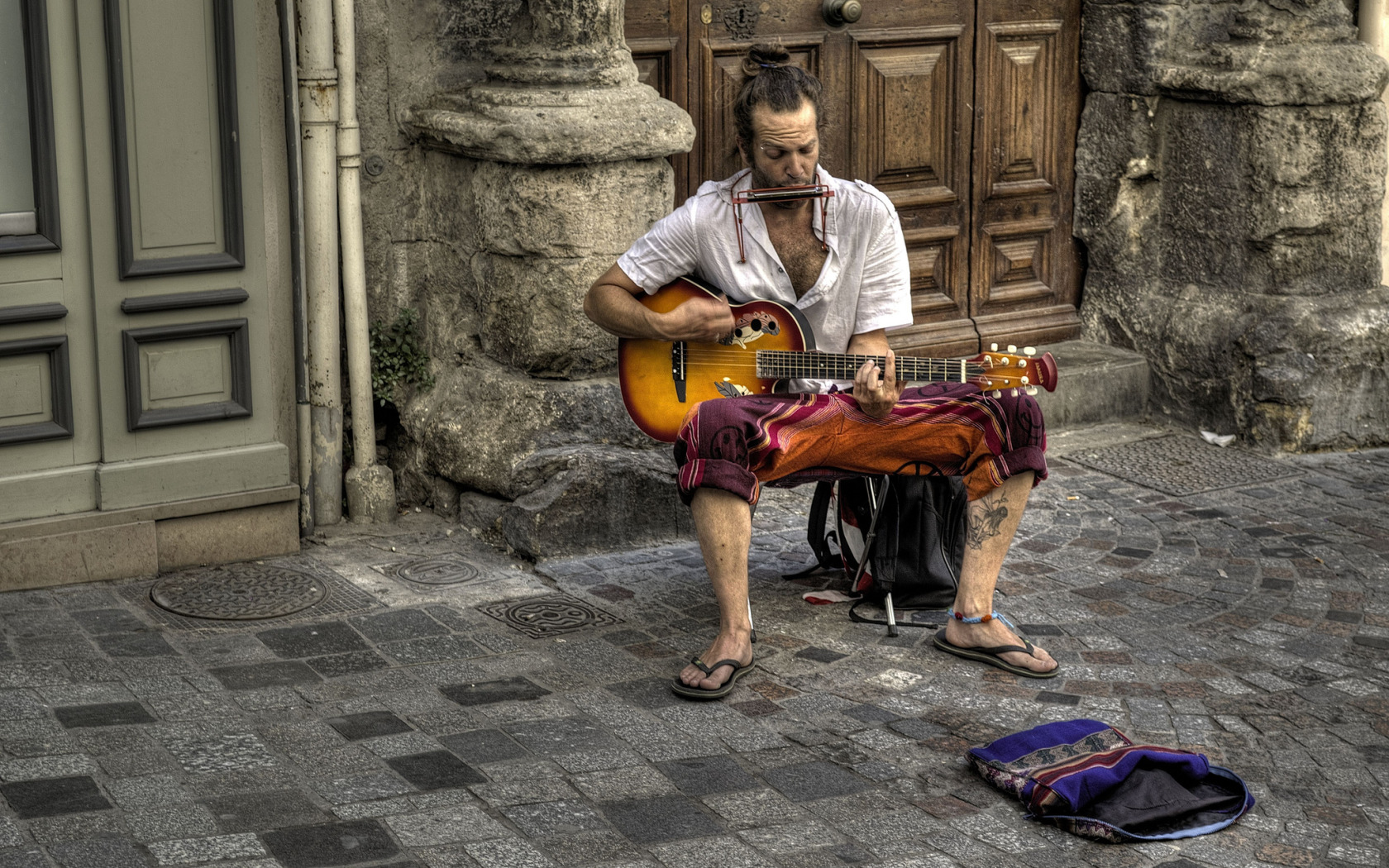 Бедный музыкант. Уличные музыканты. Уличный гитарист. Уличный музыкант на гитаре. Музыканты на улице.