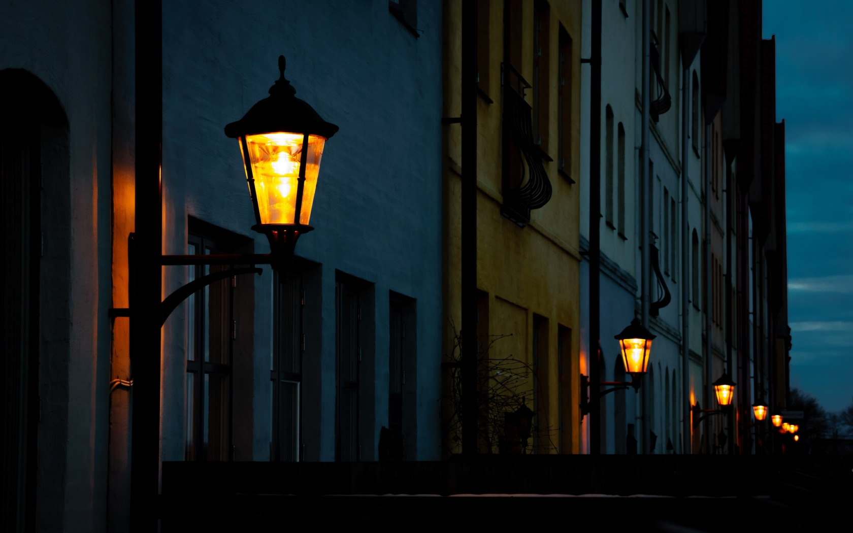Уличный фонарь. Уличный фонарь ночью. Ночные фонари. Вечернее освещение.