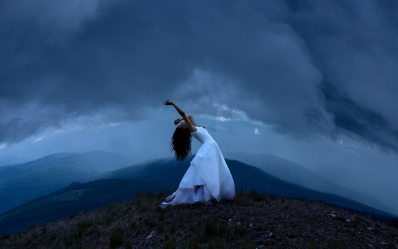 Горе души песня. Девушка в платье на горе. Девушка в горах. Девушка танцует в горах. Девушка на скале.
