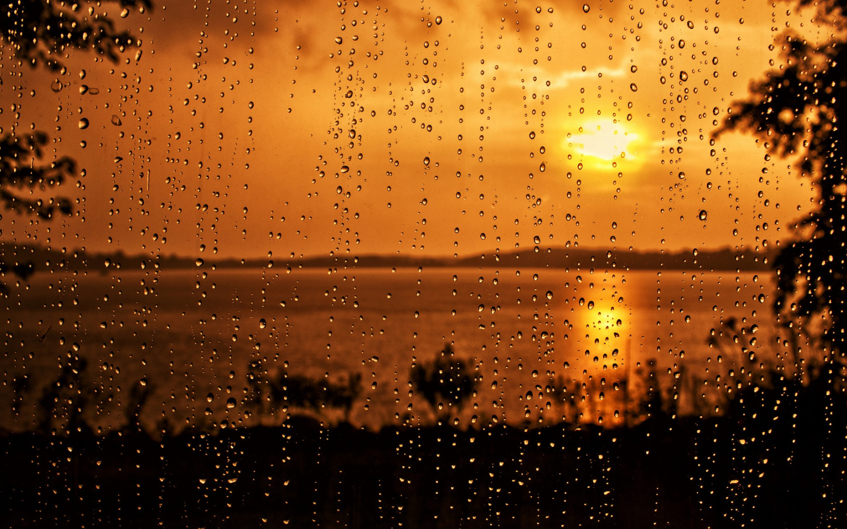 Вечер 2 капли. Дождь и солнце. Дождь на закате. Капли на стекле. Дождь картинки.