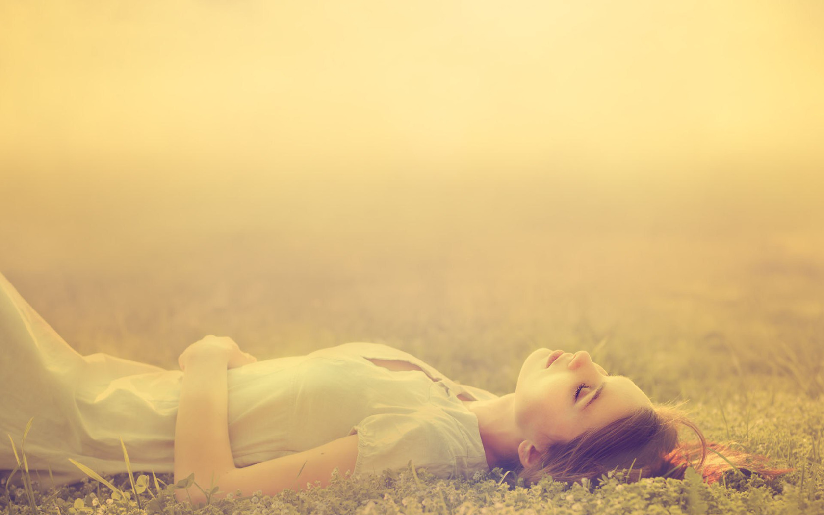 Девушка лежит на траве. Девушки мечты. Девушка мечтает. Девушка лежит с закрытыми глазами. В общем мечтаю