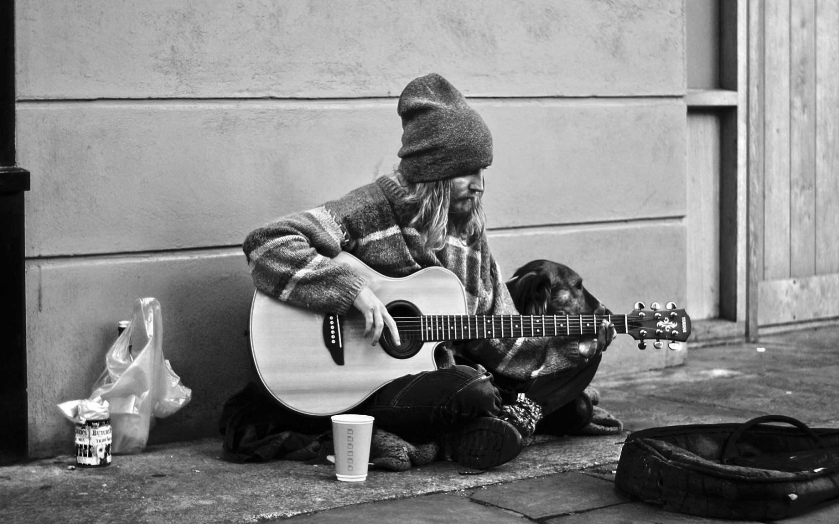 Прокуренной хате. Уличные музыканты. Дворовые гитаристы. Гитара. Уличный гитарист.
